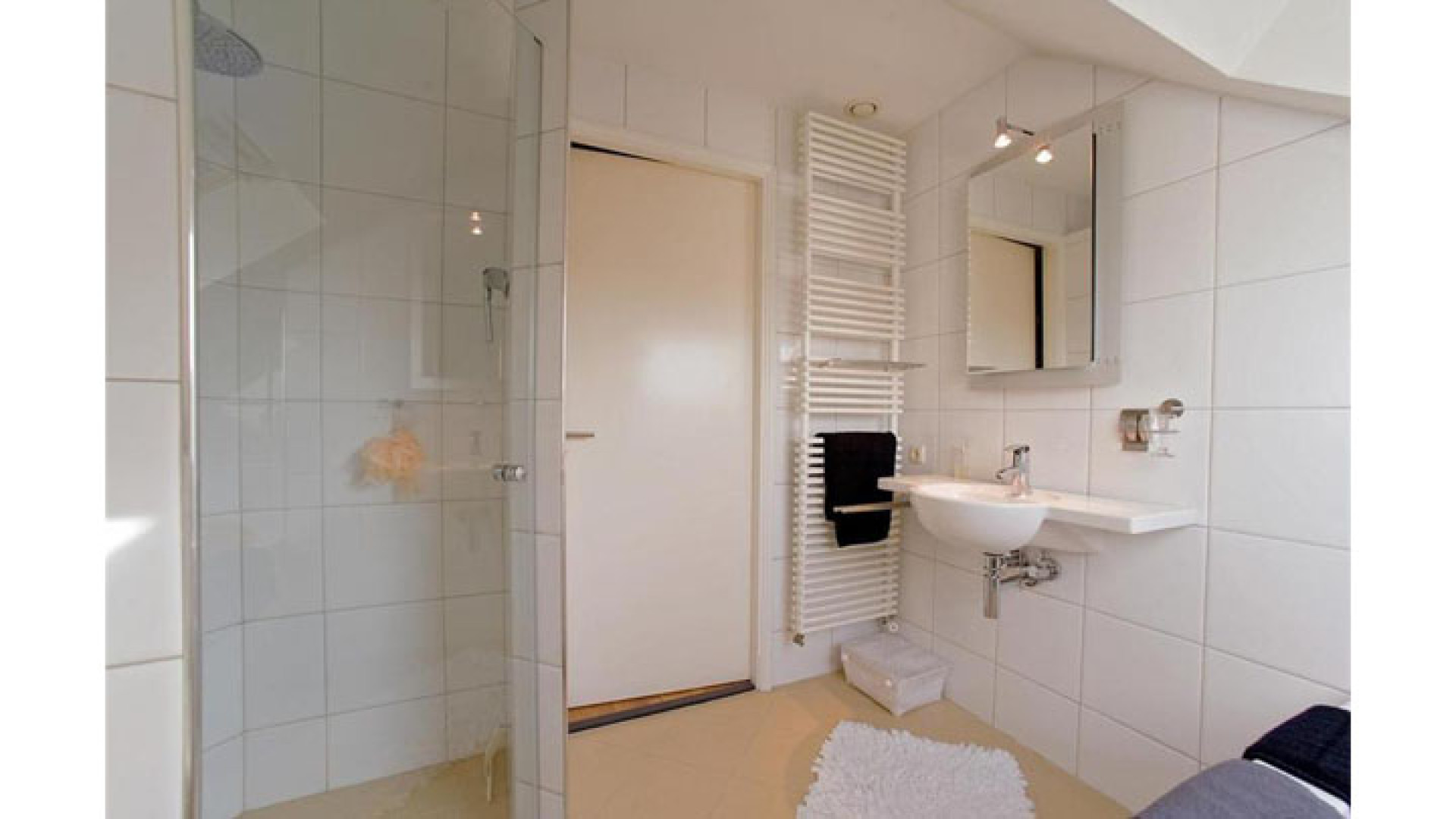 Binnenkijken in appartement met zwembad en sauna van Hans Klok. Zie foto's
