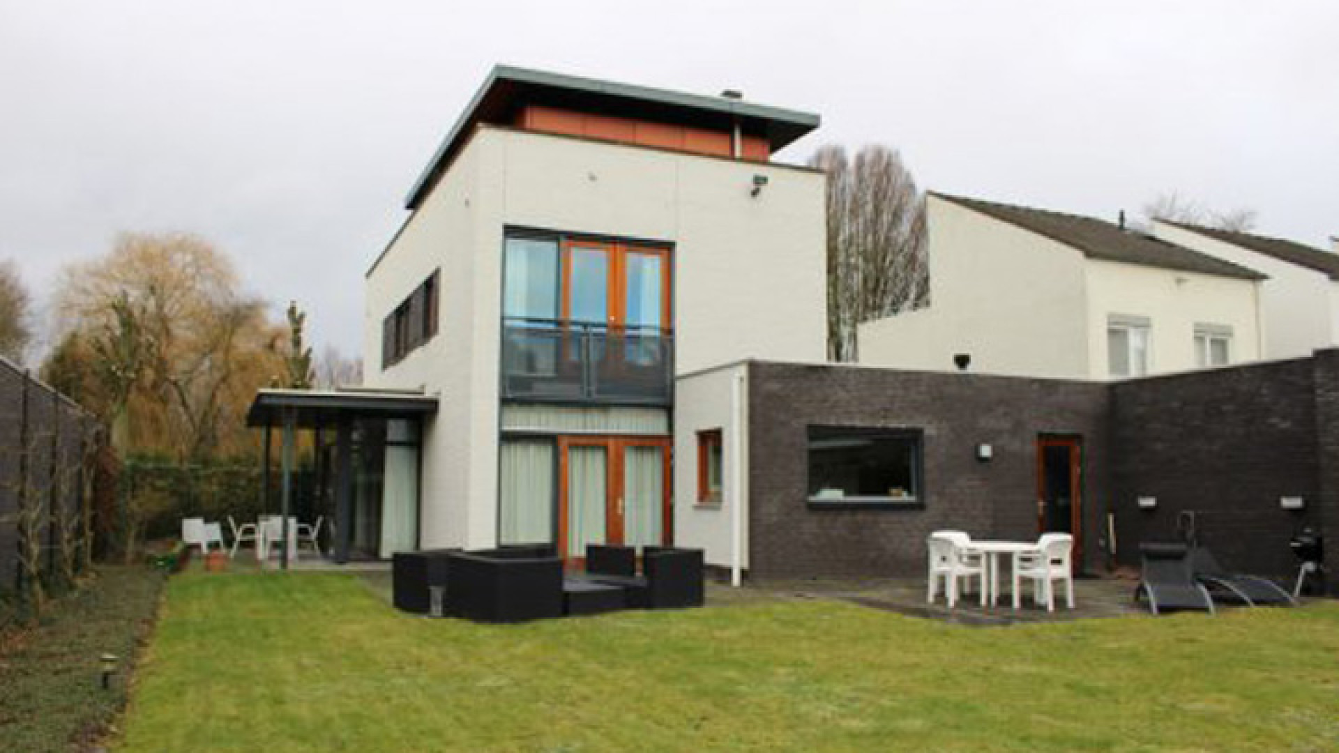 Camiel Eurlings zet zijn villa in de verkoop. Zie foto's 26