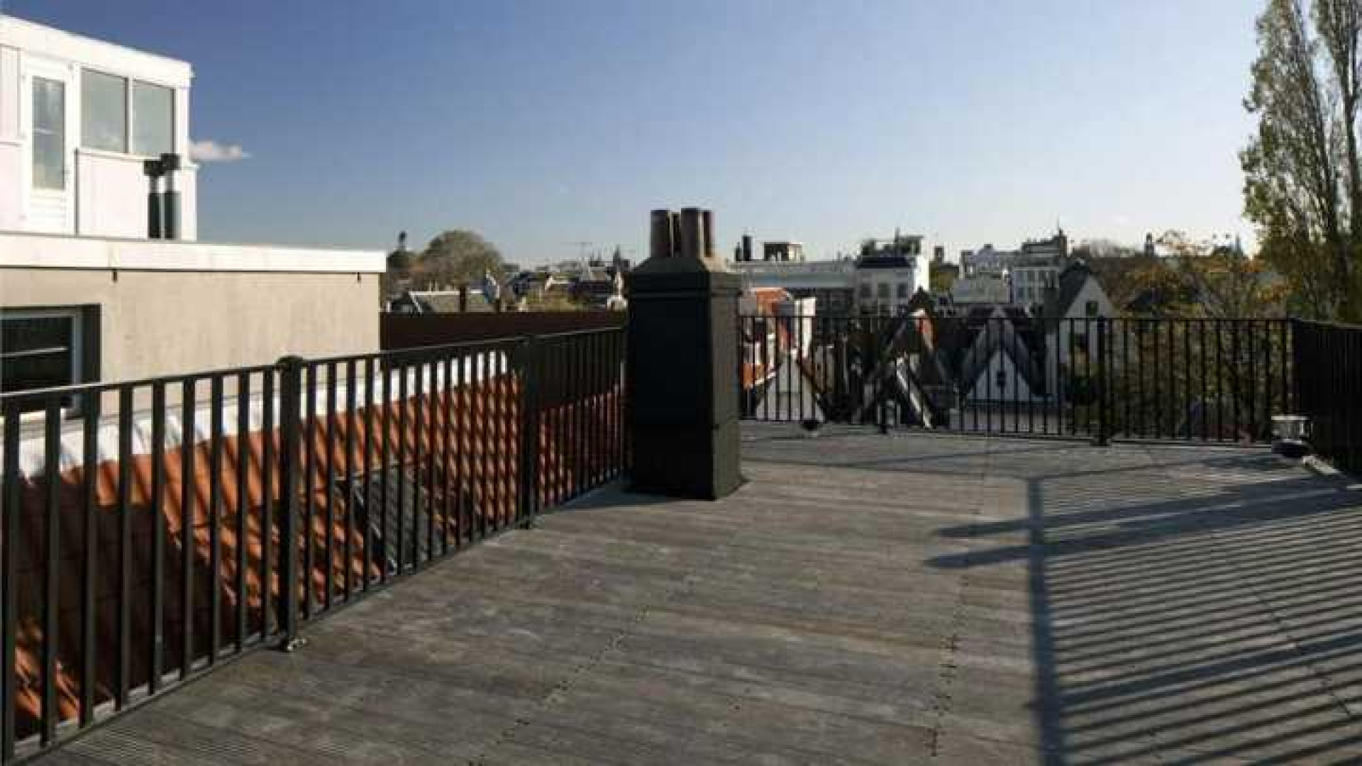 DJ Tiesto vindt huurder voor zijn schitterende penthouse. Zie foto's