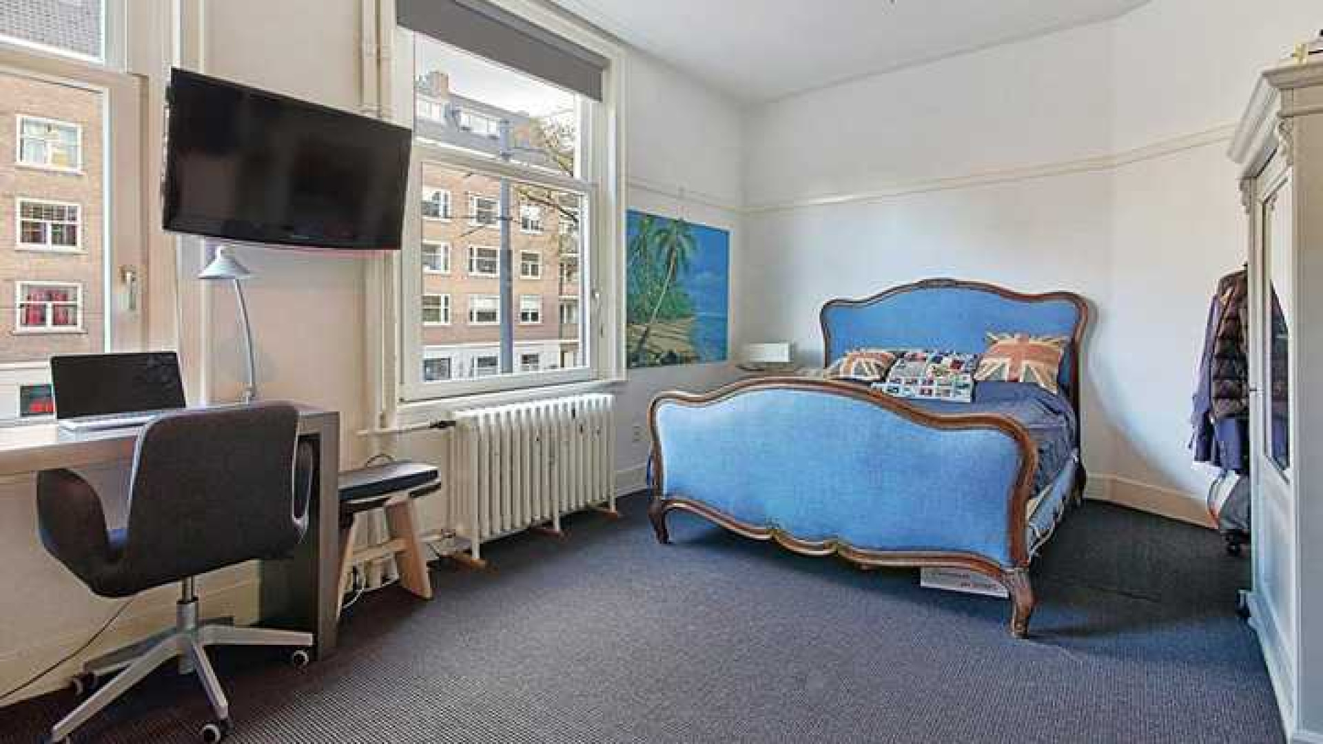 Nada van Nie zet haar luxe appartement in Amsterdam Zuid te koop. Zie foto's