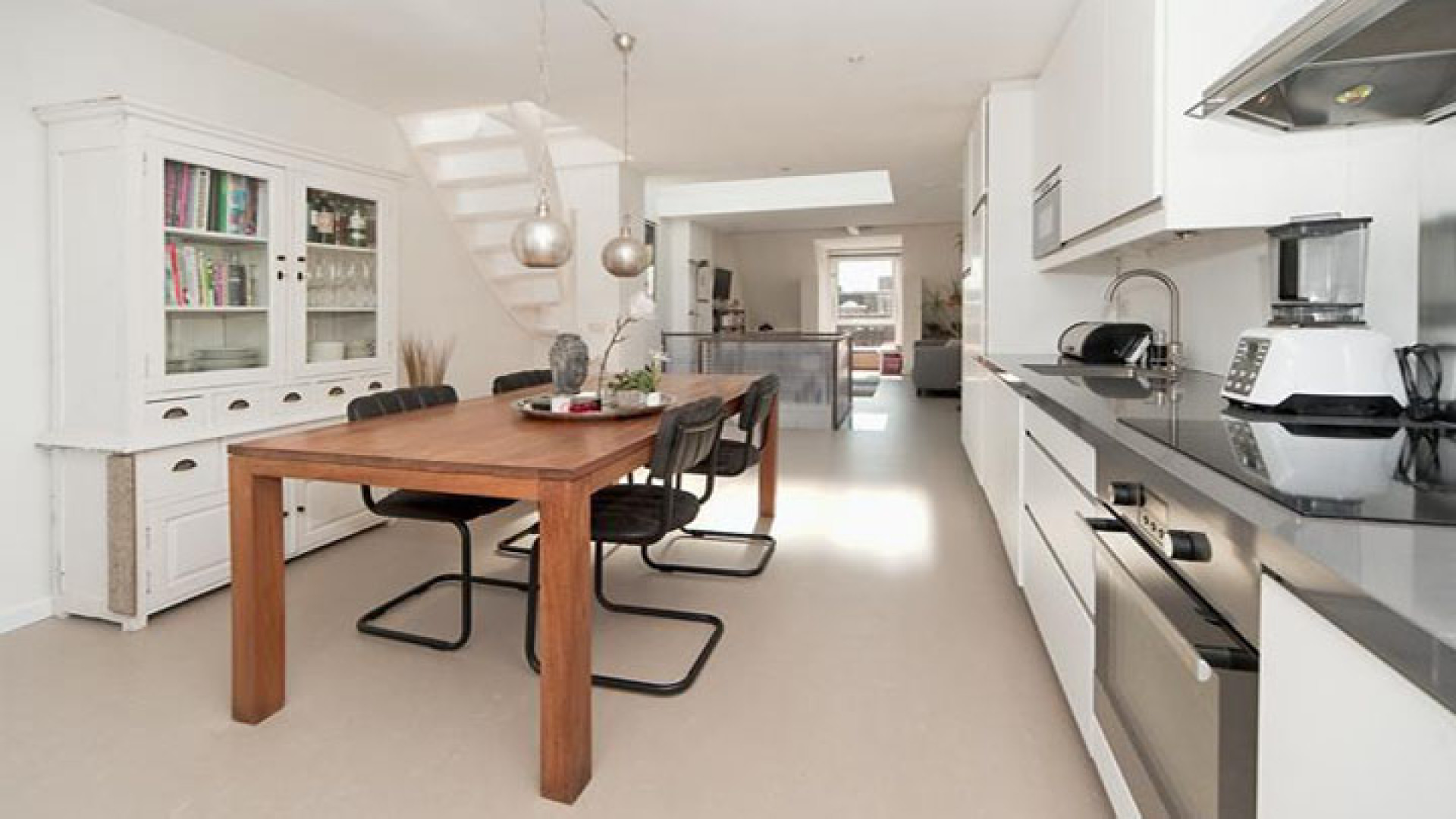 Cas Jansen verkoopt eindelijk zijn design huis. Zie foto's