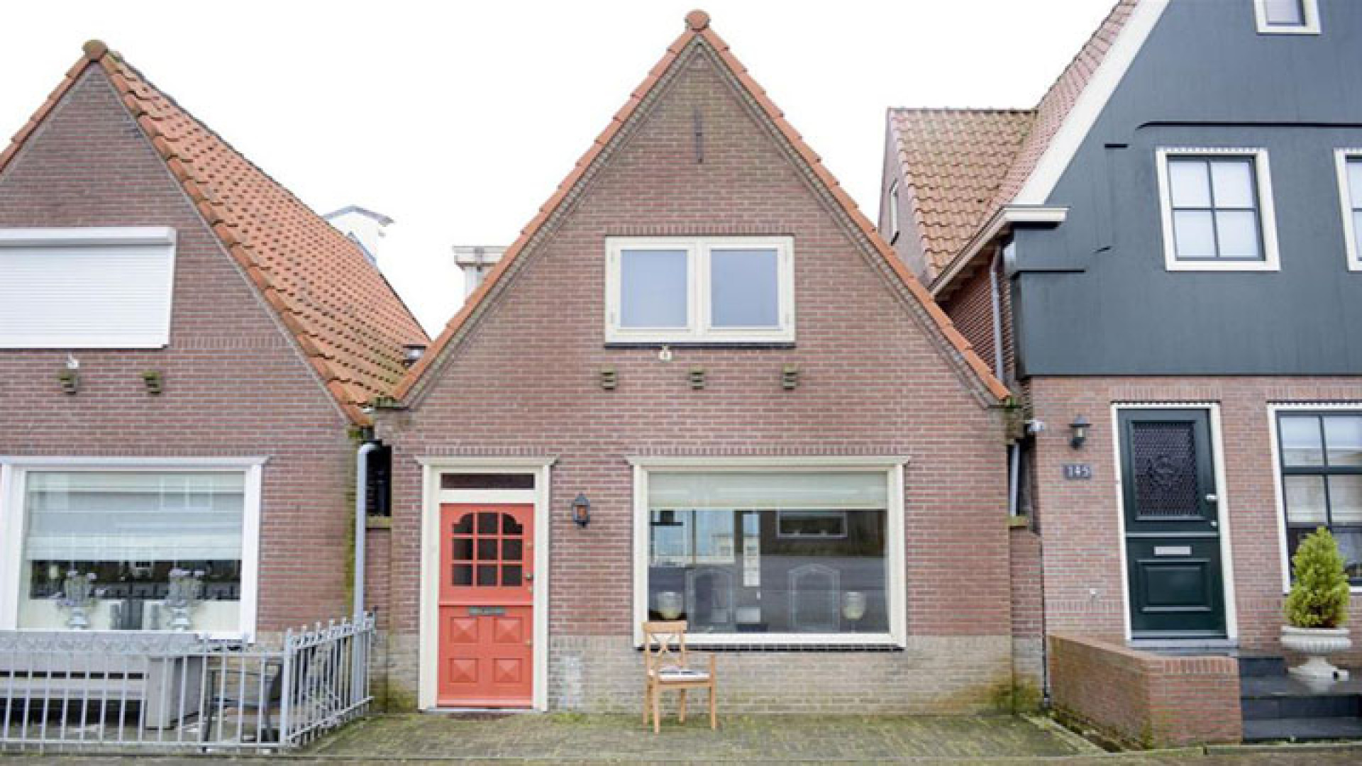 Yolanthe heeft haar Volendamse dijkwoning tegen dramatisch lage prijs verkocht. Zie foto's 2