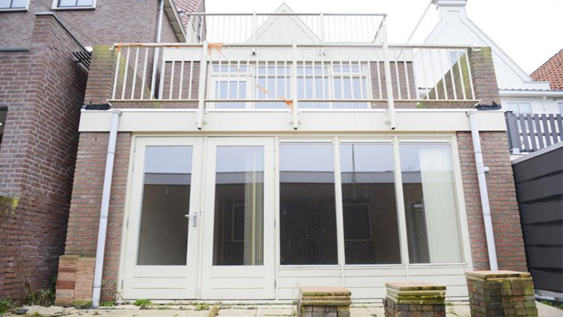 Yolanthe heeft haar Volendamse dijkwoning tegen dramatisch lage prijs verkocht. Zie foto's