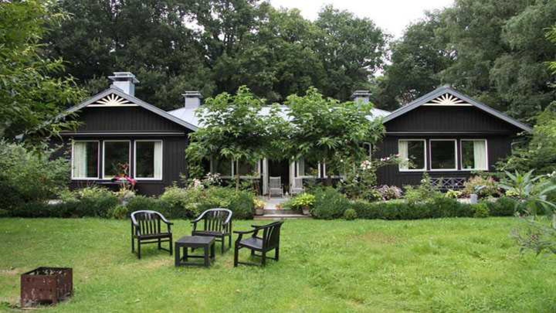 Adriaan van Dis haalt in recordtijd zijn landhuis uit de verkoop. Zie foto's 1