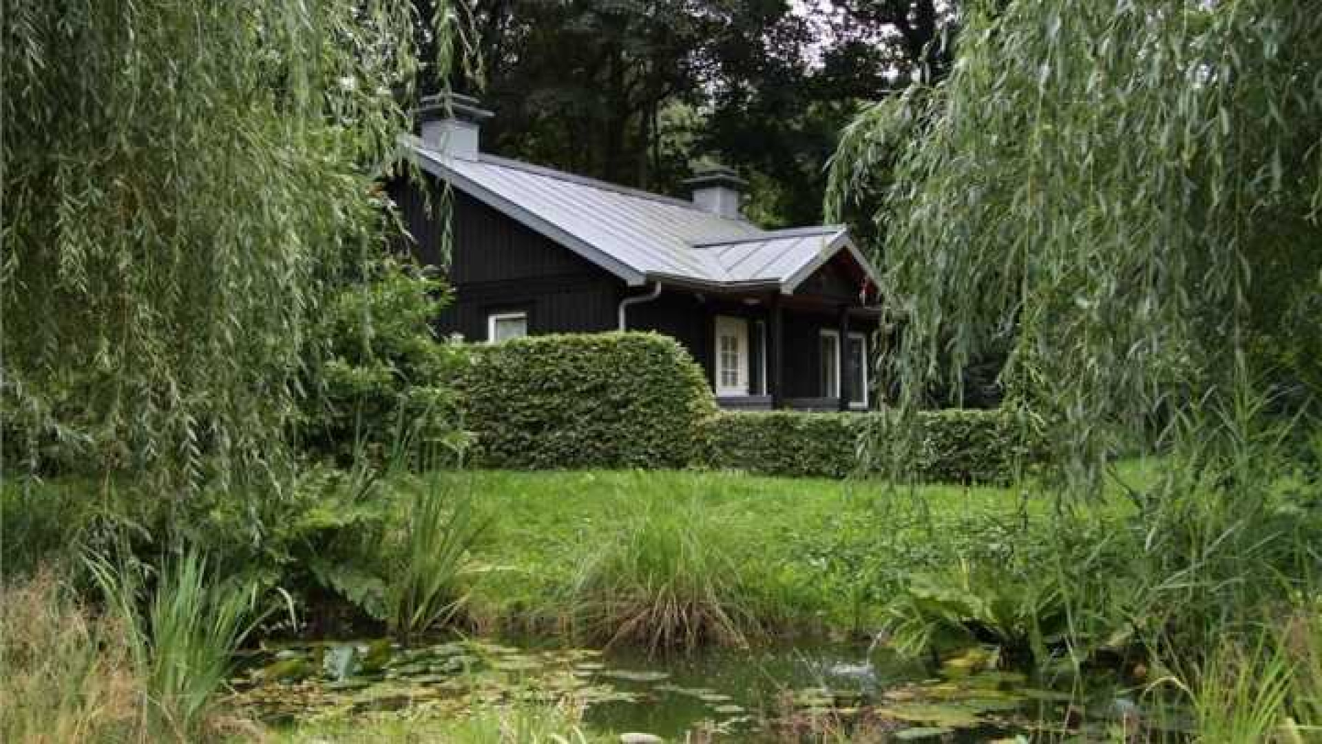 Adriaan van Dis zet zijn landhuis te koop. Zie foto's 11