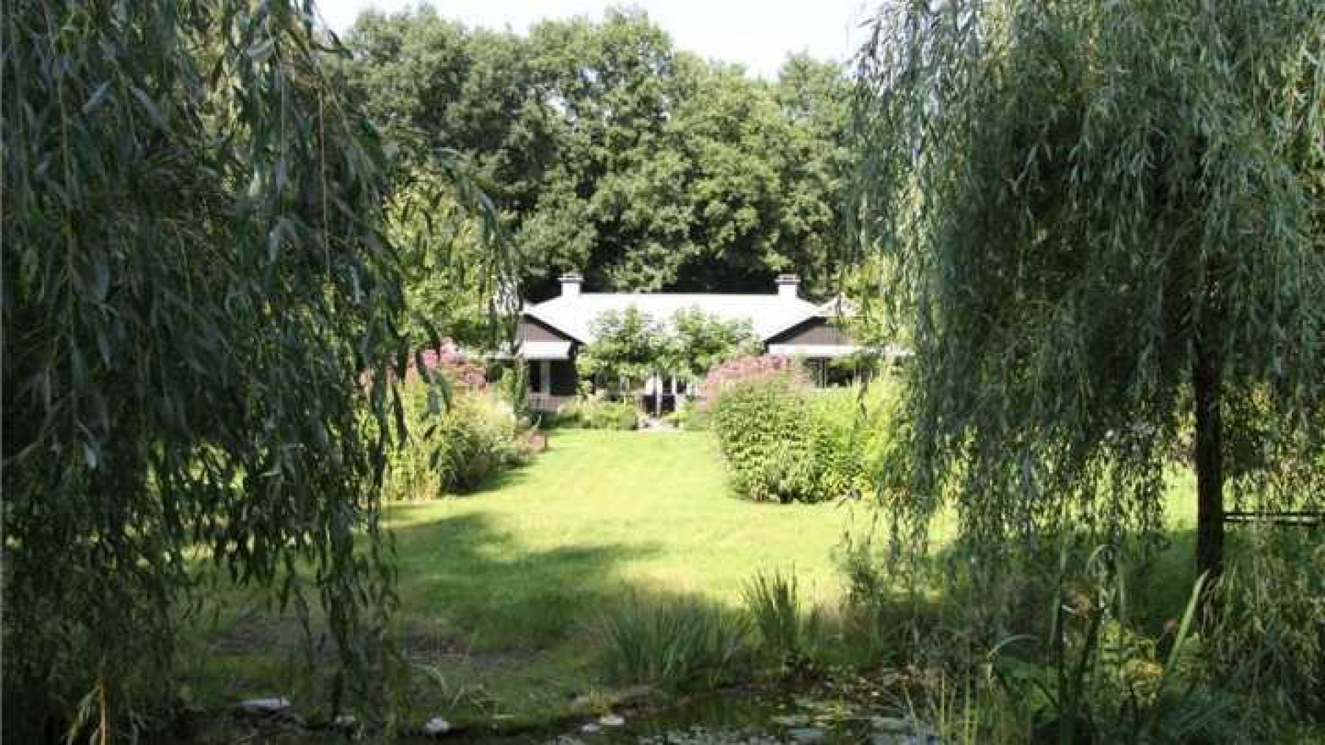 Adriaan van Dis haalt in recordtijd zijn landhuis uit de verkoop. Zie foto's 3