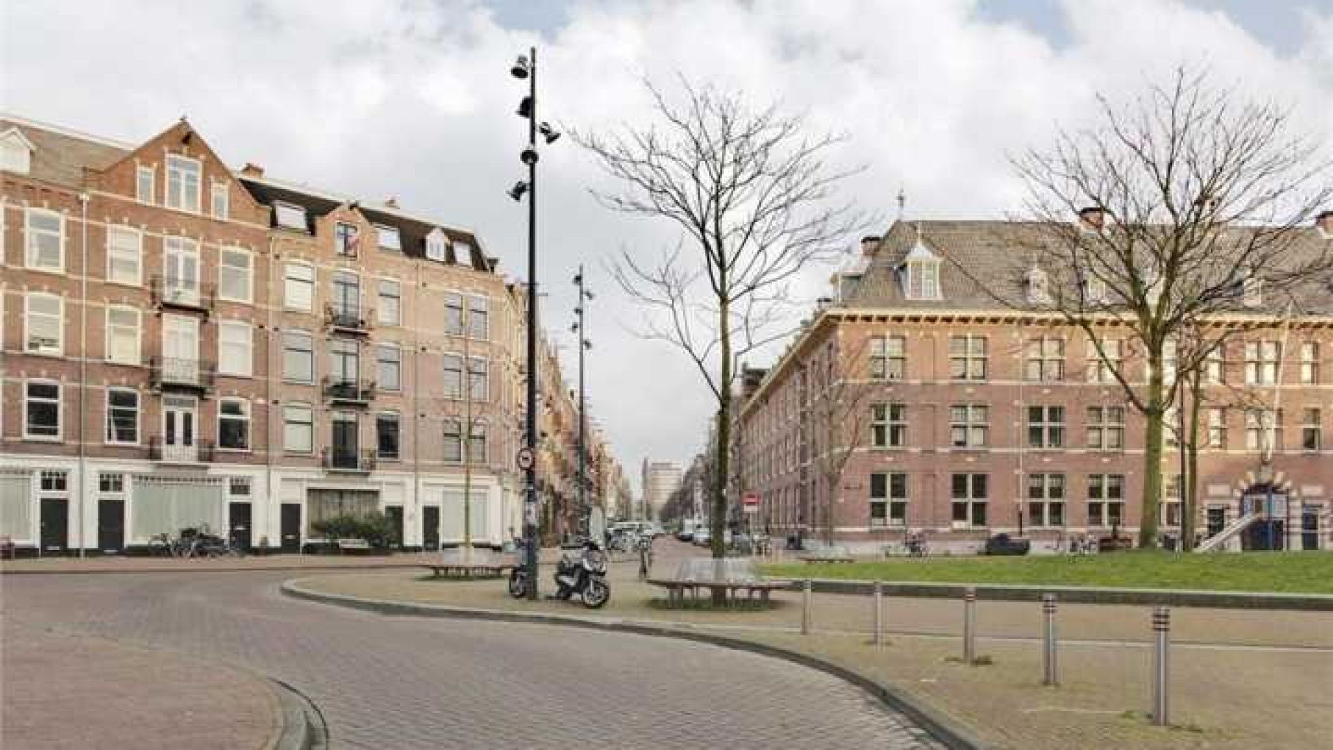 Ewout Genemans zet zijn Amsterdamse appartement te koop. Zie foto's 1