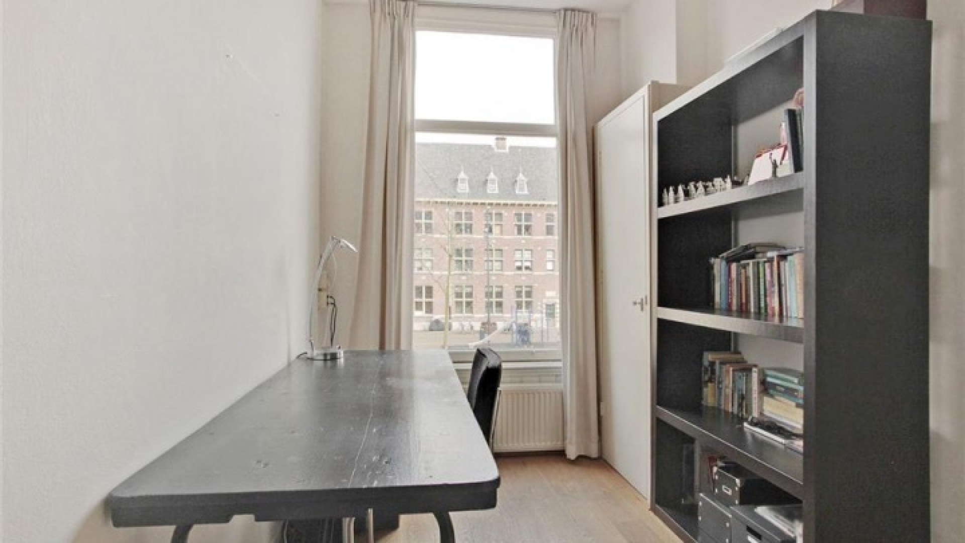 Ewout Genemans zet zijn Amsterdamse appartement te koop. Zie foto's 13