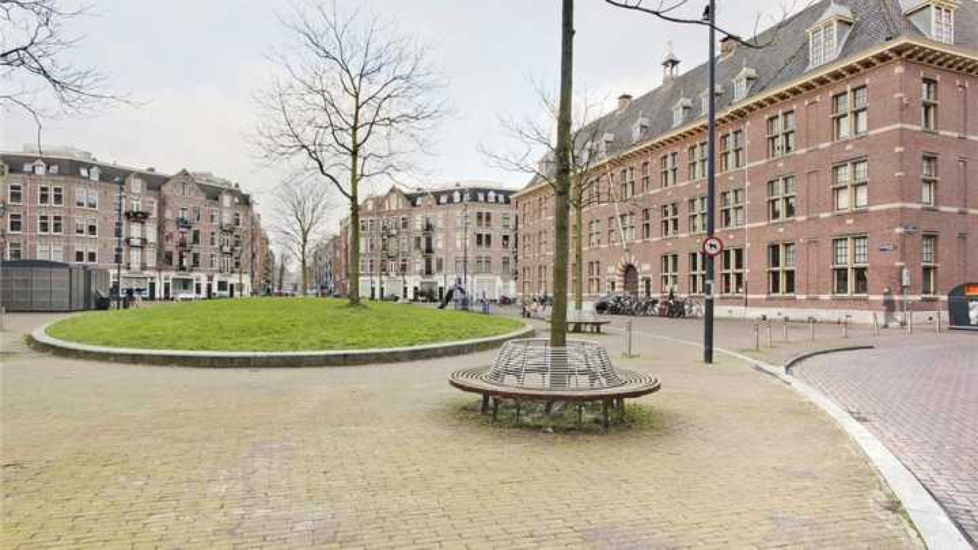 Ewout Genemans zet zijn Amsterdamse appartement te koop. Zie foto's 18