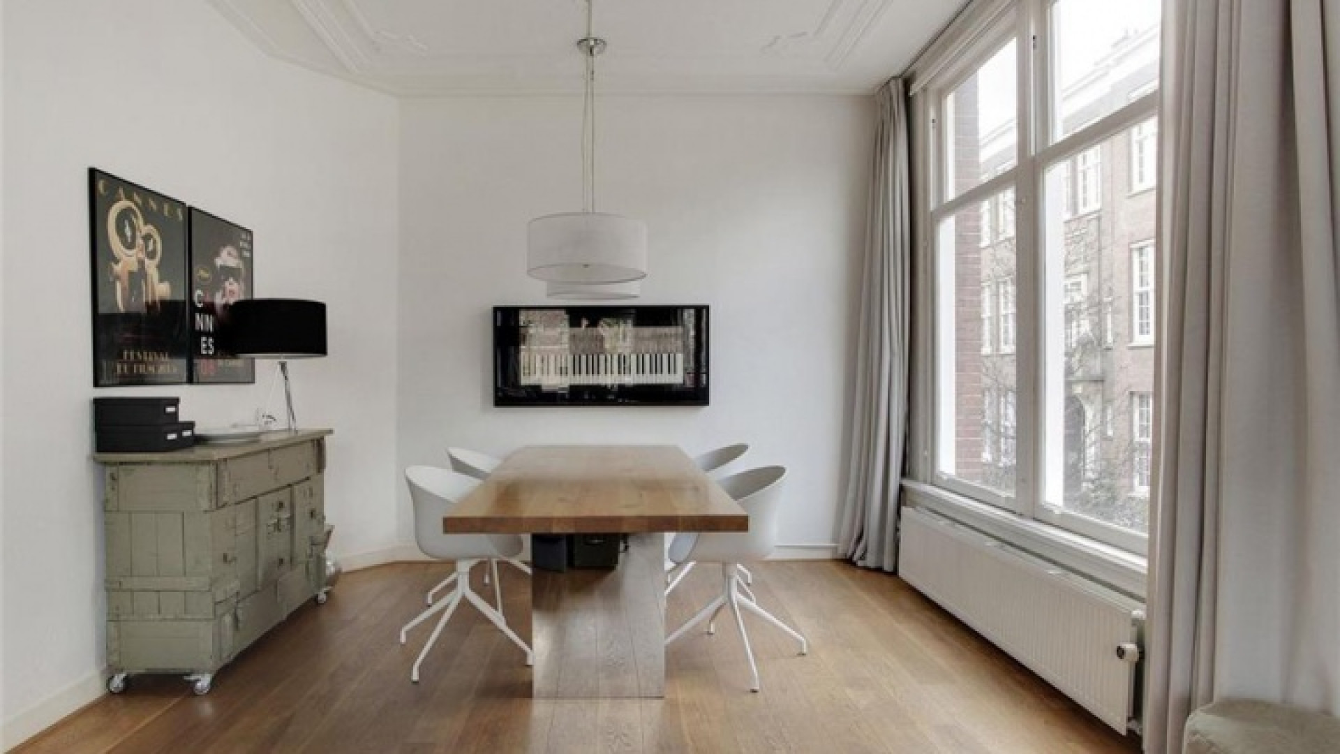 Ewout Genemans zet zijn Amsterdamse appartement te koop. Zie foto's 6