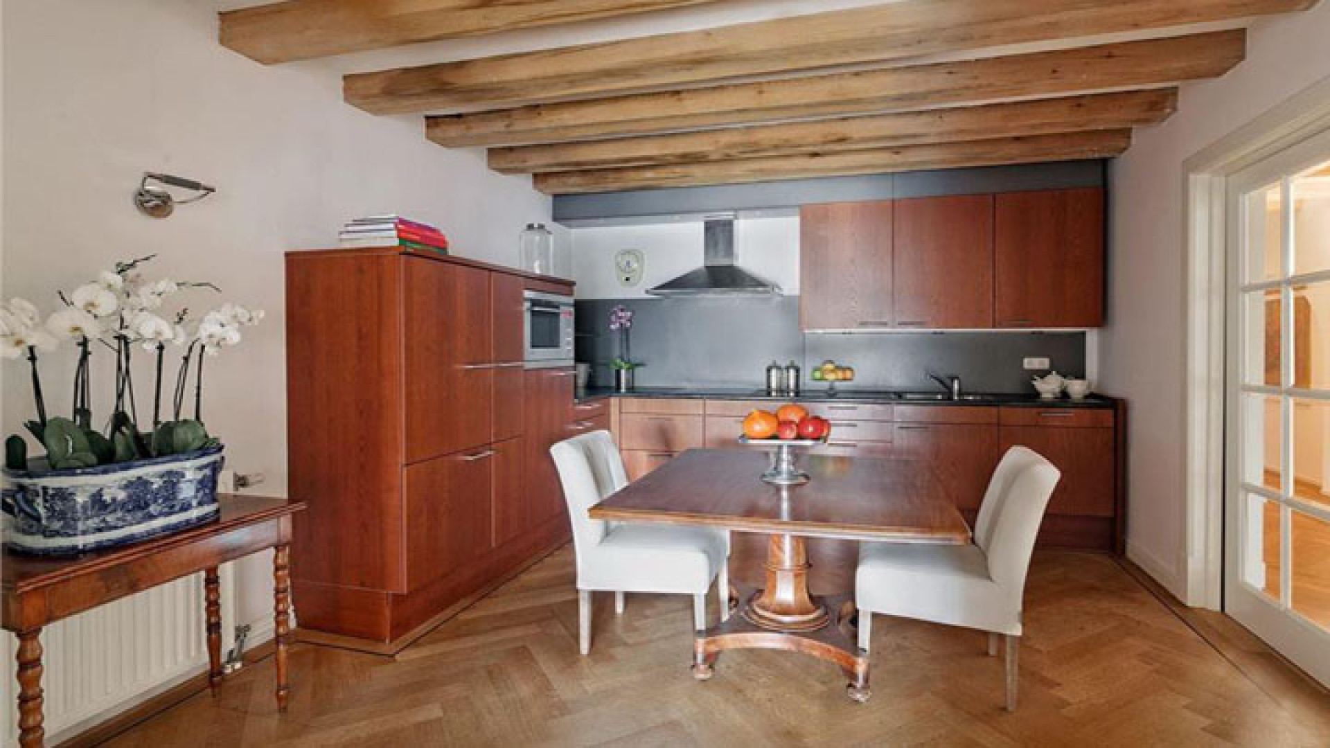 Dit is het luxe huurappartement van Thijs Romer. Zie foto's 14