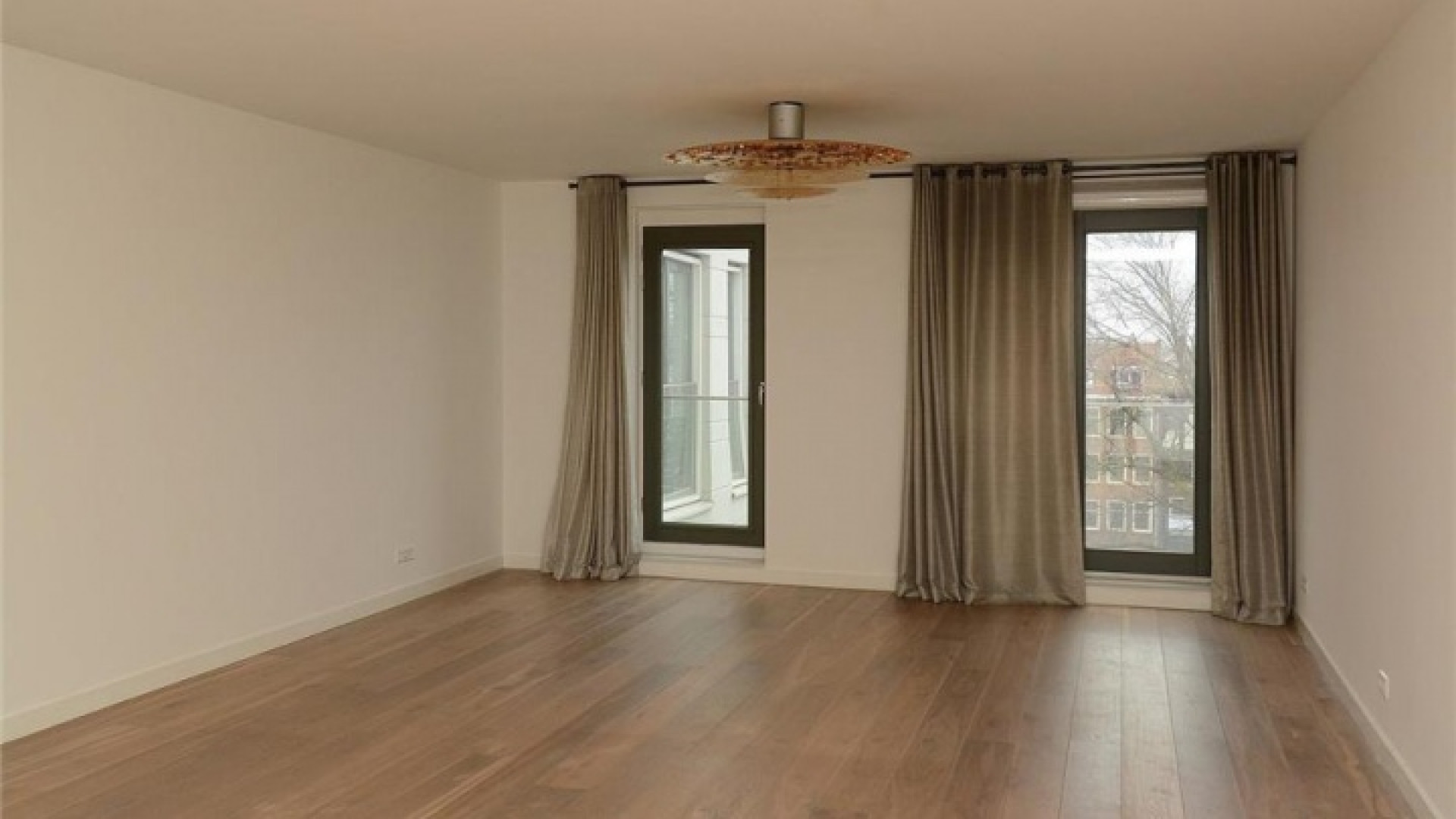 Officier van Justitie heft beslag op appartement Waylon op. 9