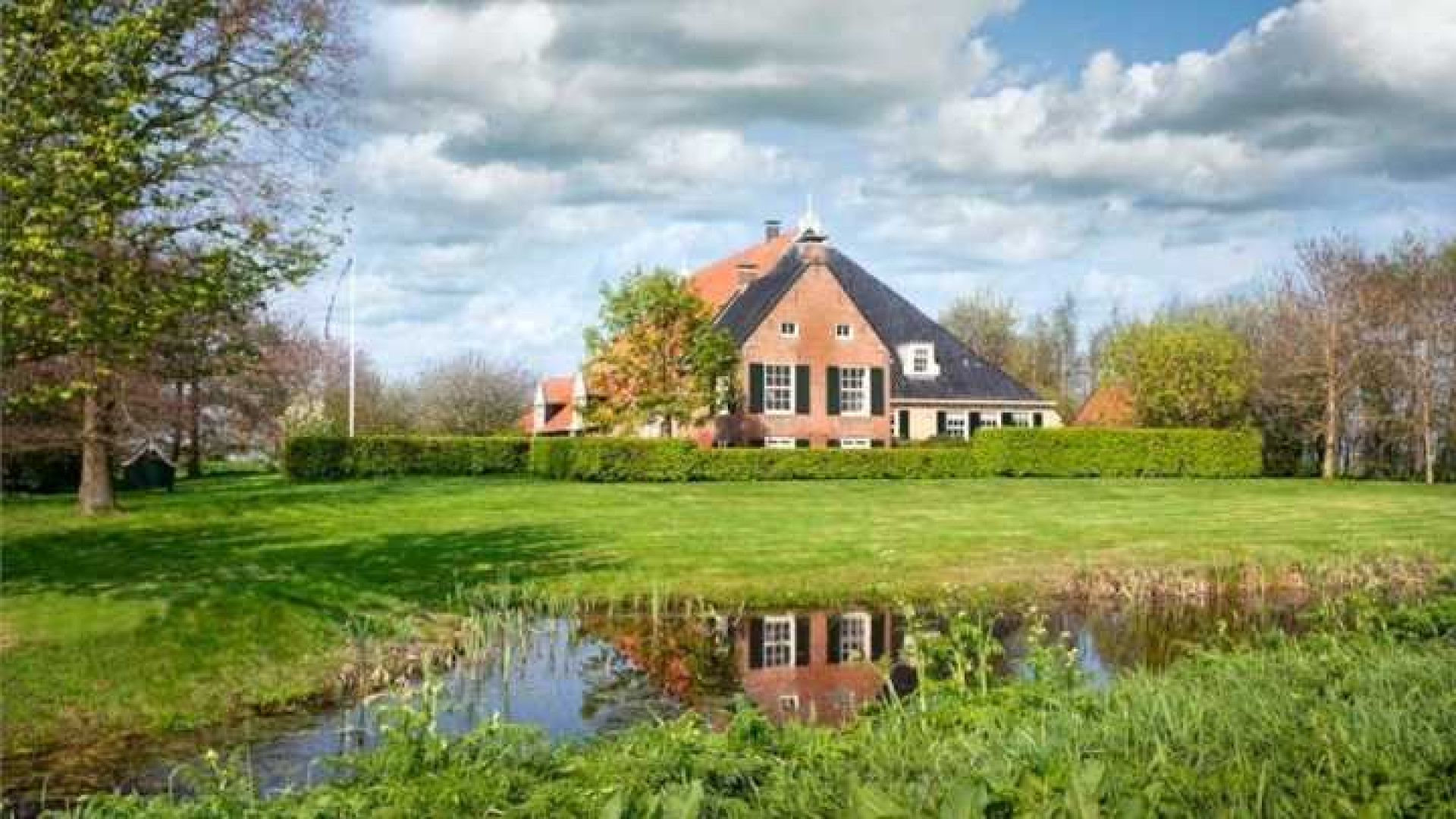 Ed Nijpels vindt na tien jaar eindelijk een koper voor zijn Friese boerderij. 1