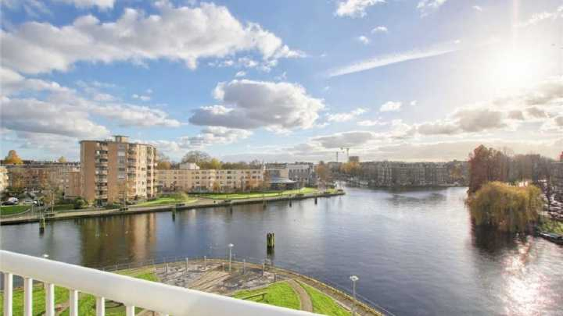 In dit piepkleine appartementje woont de boomlange Jeroen Pauw. Zie foto's 1