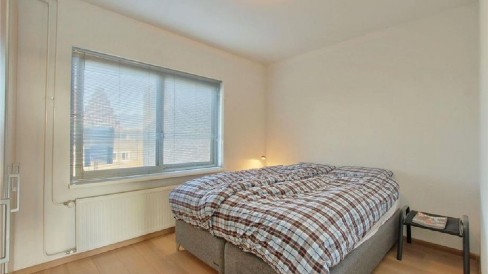 In dit piepkleine appartementje woont de boomlange Jeroen Pauw. Zie foto's 11