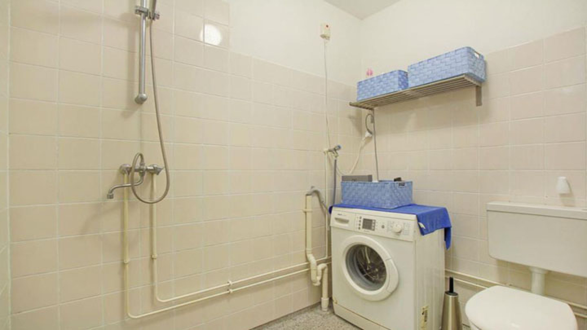 In dit piepkleine appartementje woont de boomlange Jeroen Pauw. Zie foto's 12