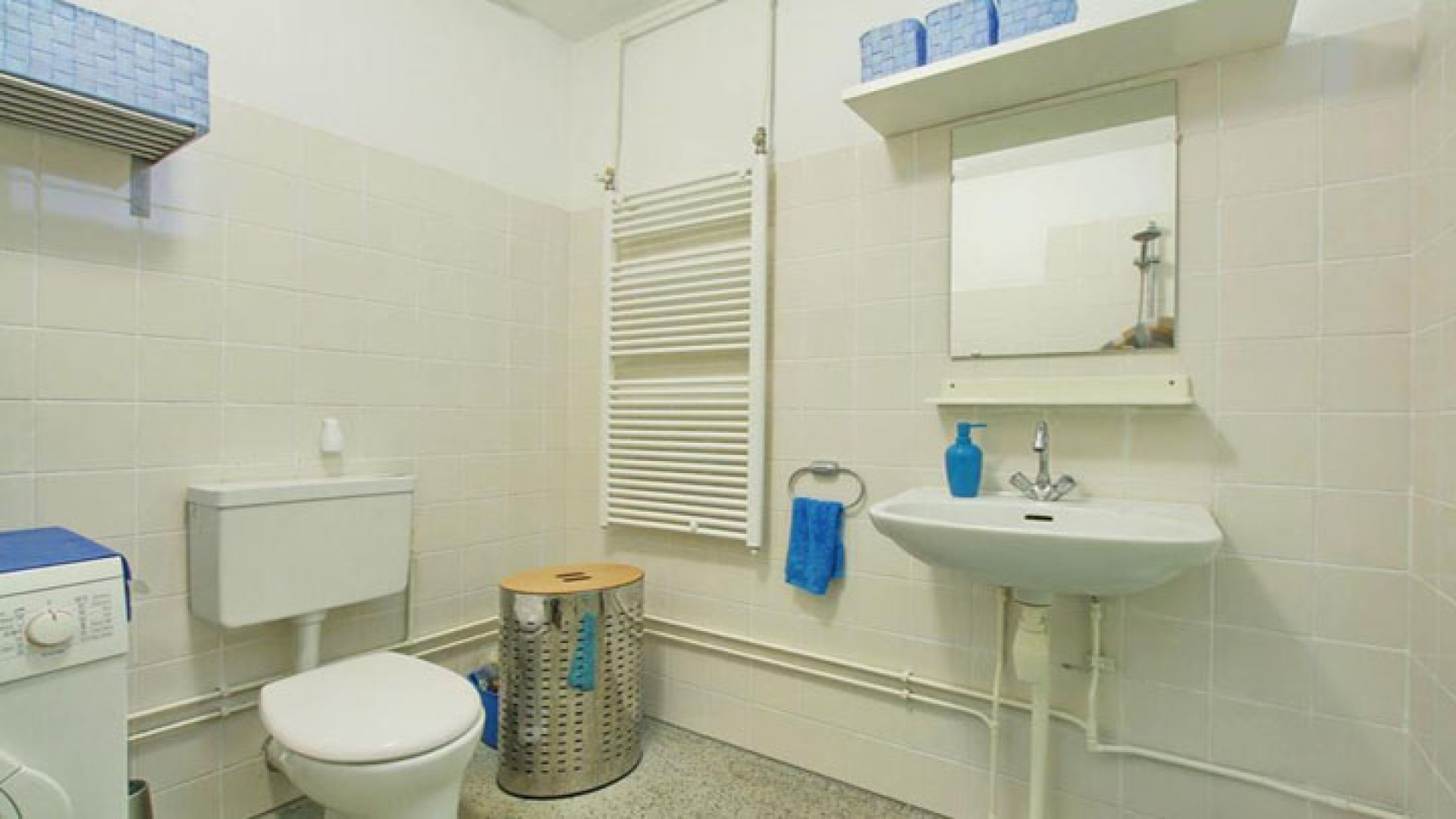 In dit piepkleine appartementje woont de boomlange Jeroen Pauw. Zie foto's 13
