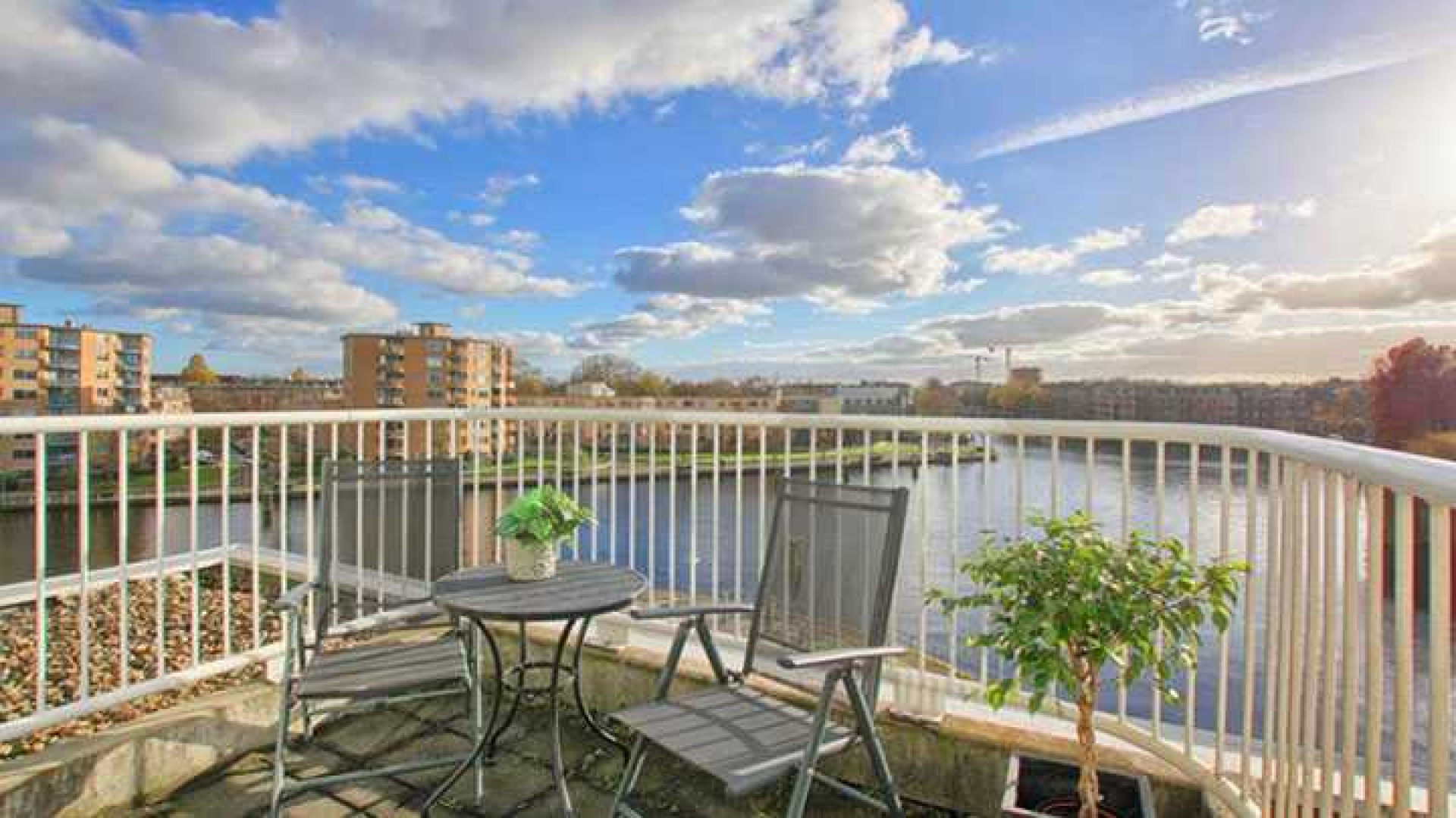 In dit piepkleine appartementje woont de boomlange Jeroen Pauw. Zie foto's 2