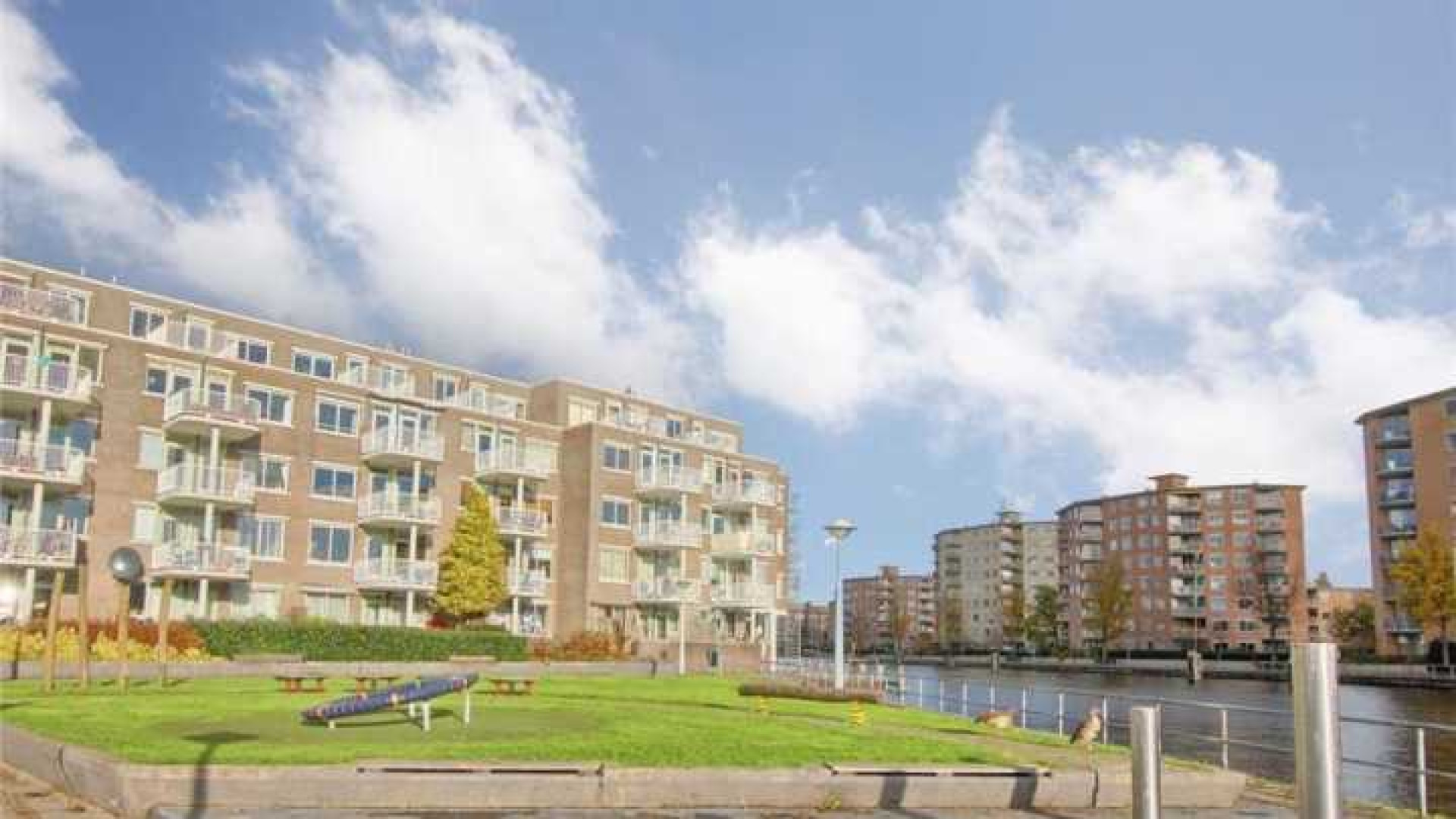 In dit piepkleine appartementje woont de boomlange Jeroen Pauw. Zie foto's 4