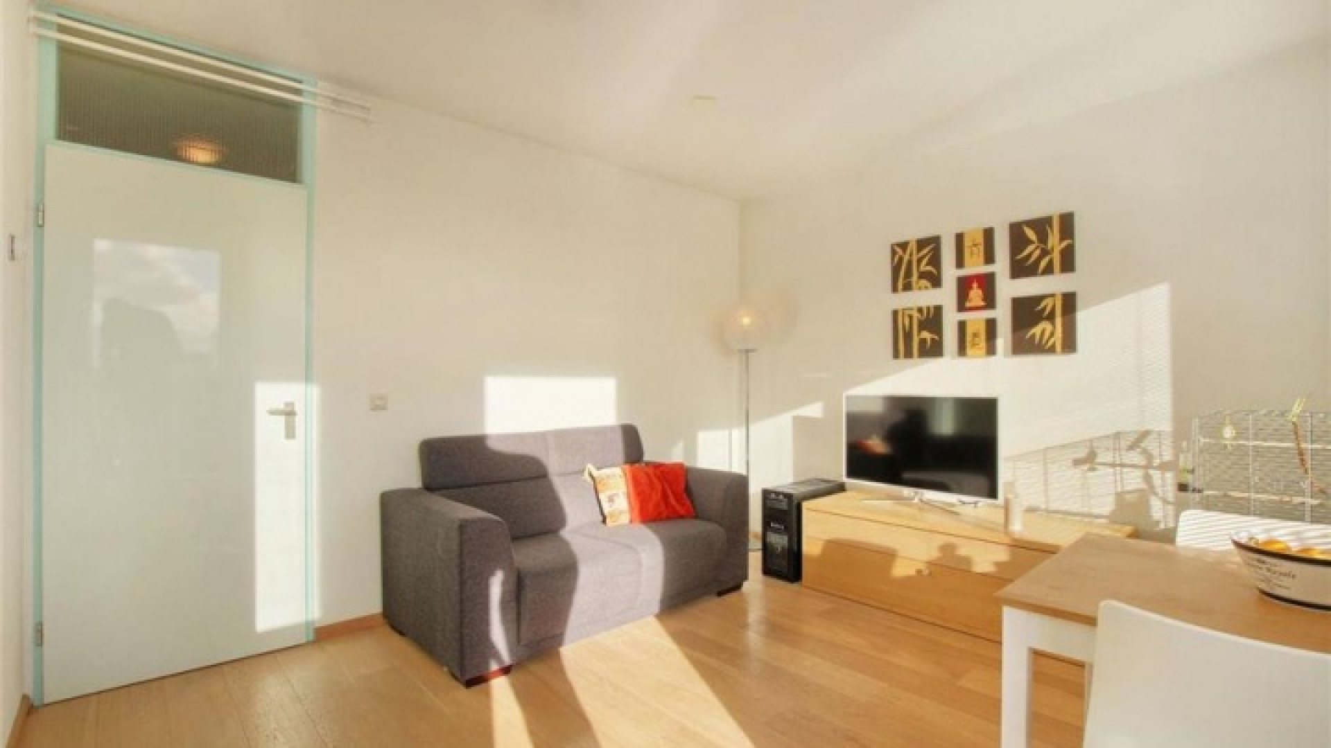 In dit piepkleine appartementje woont de boomlange Jeroen Pauw. Zie foto's 6