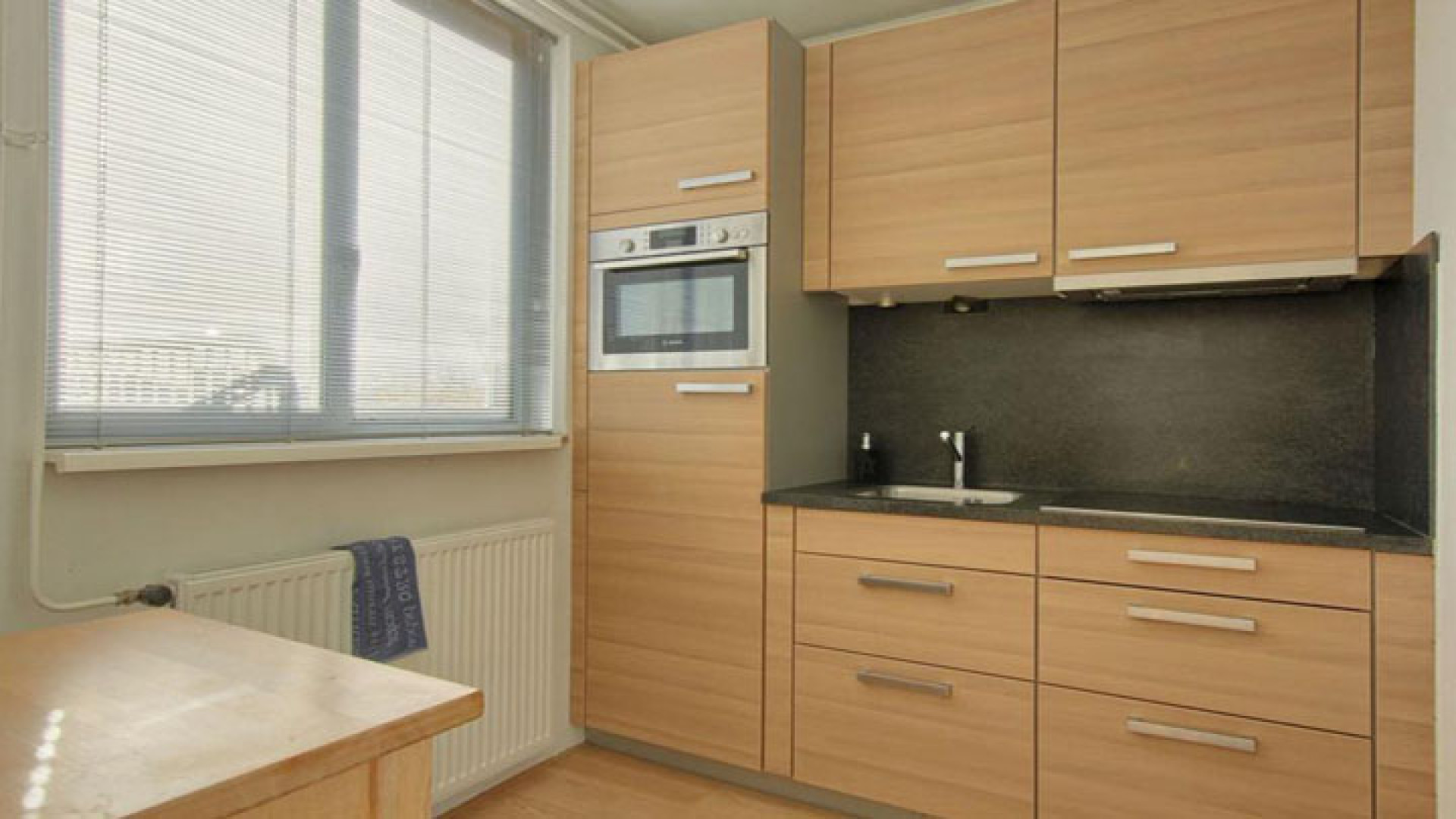 In dit piepkleine appartementje woont de boomlange Jeroen Pauw. Zie foto's 8