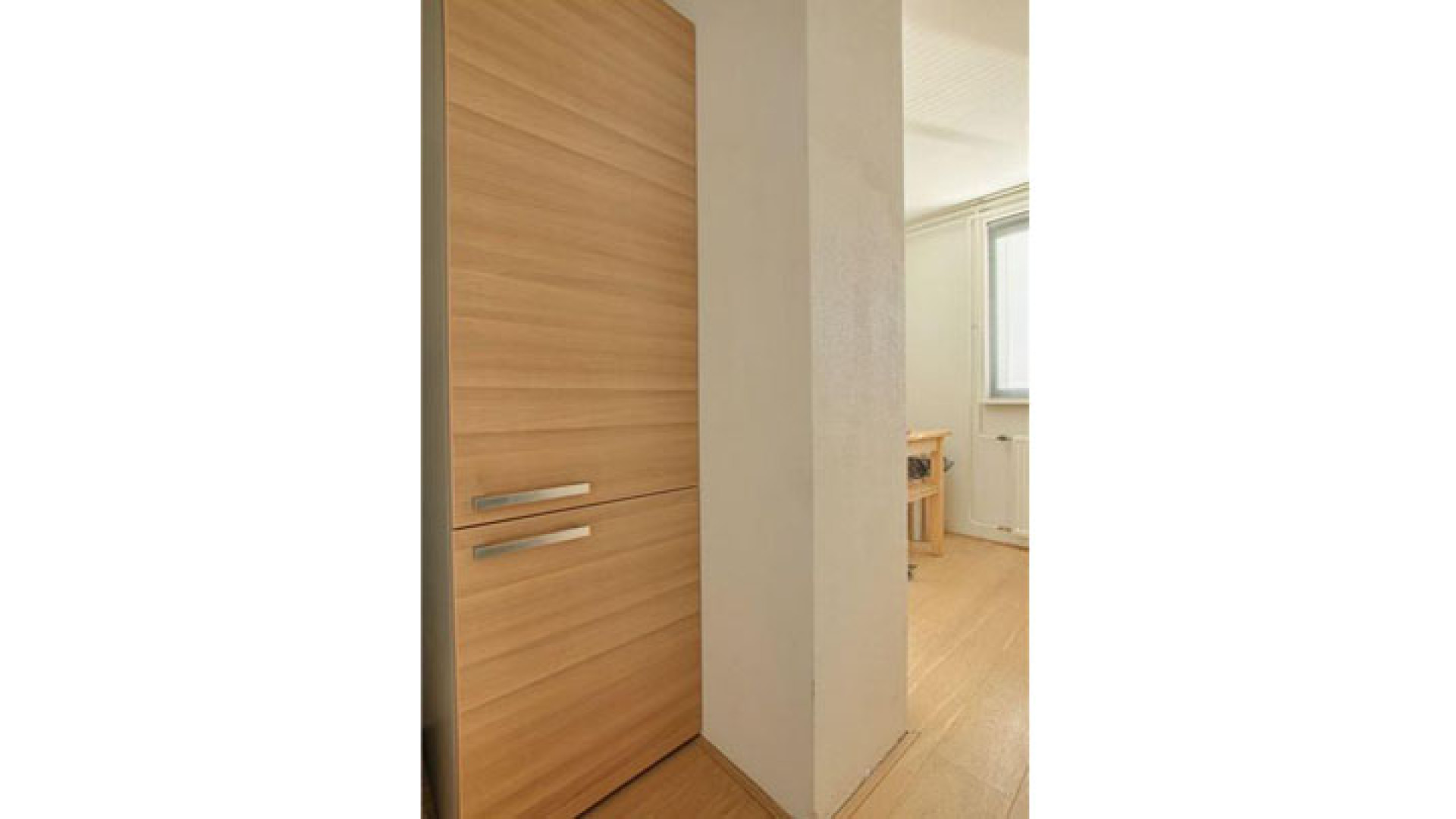 In dit piepkleine appartementje woont de boomlange Jeroen Pauw. Zie foto's 9