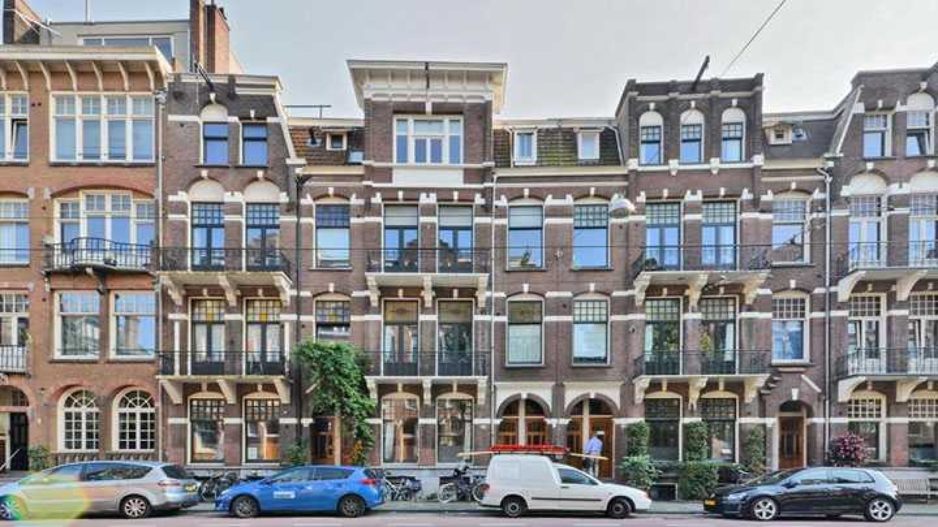 Daan Schuurmans zet zijn dubbele bovenhuis in Amsterdam Zuid te koop. Zie foto's