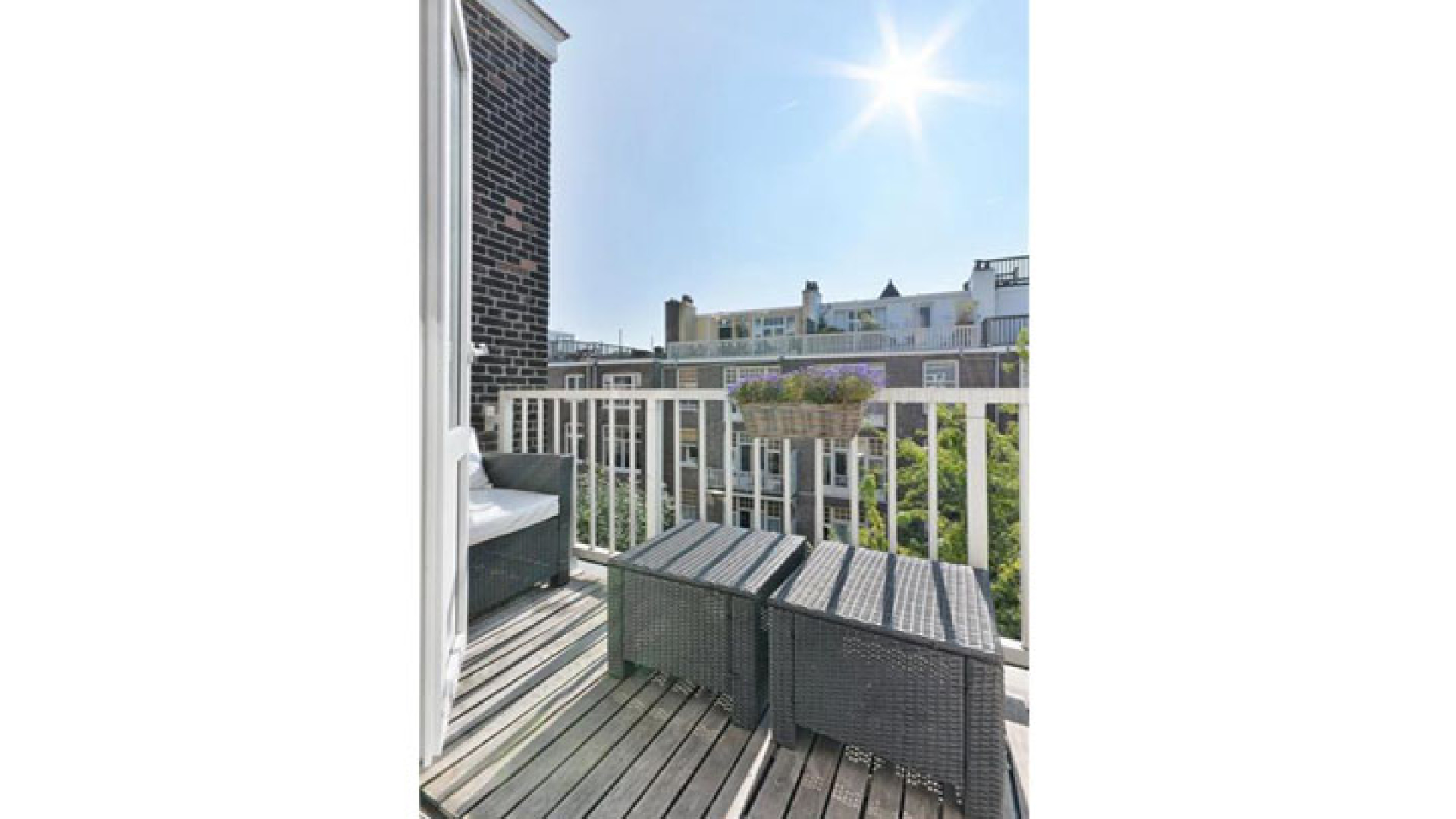 Daan Schuurmans zet zijn dubbele bovenhuis in Amsterdam Zuid te koop. Zie foto's 18