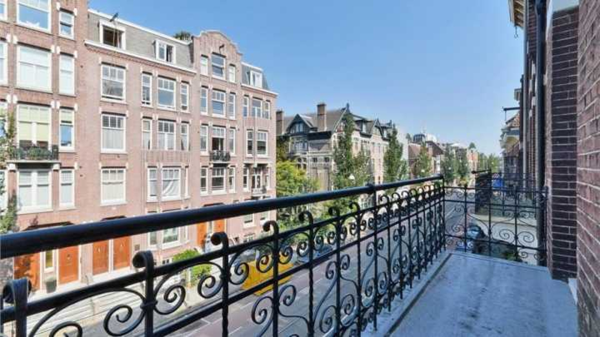 Daan Schuurmans zet zijn dubbele bovenhuis in Amsterdam Zuid te koop. Zie foto's 19