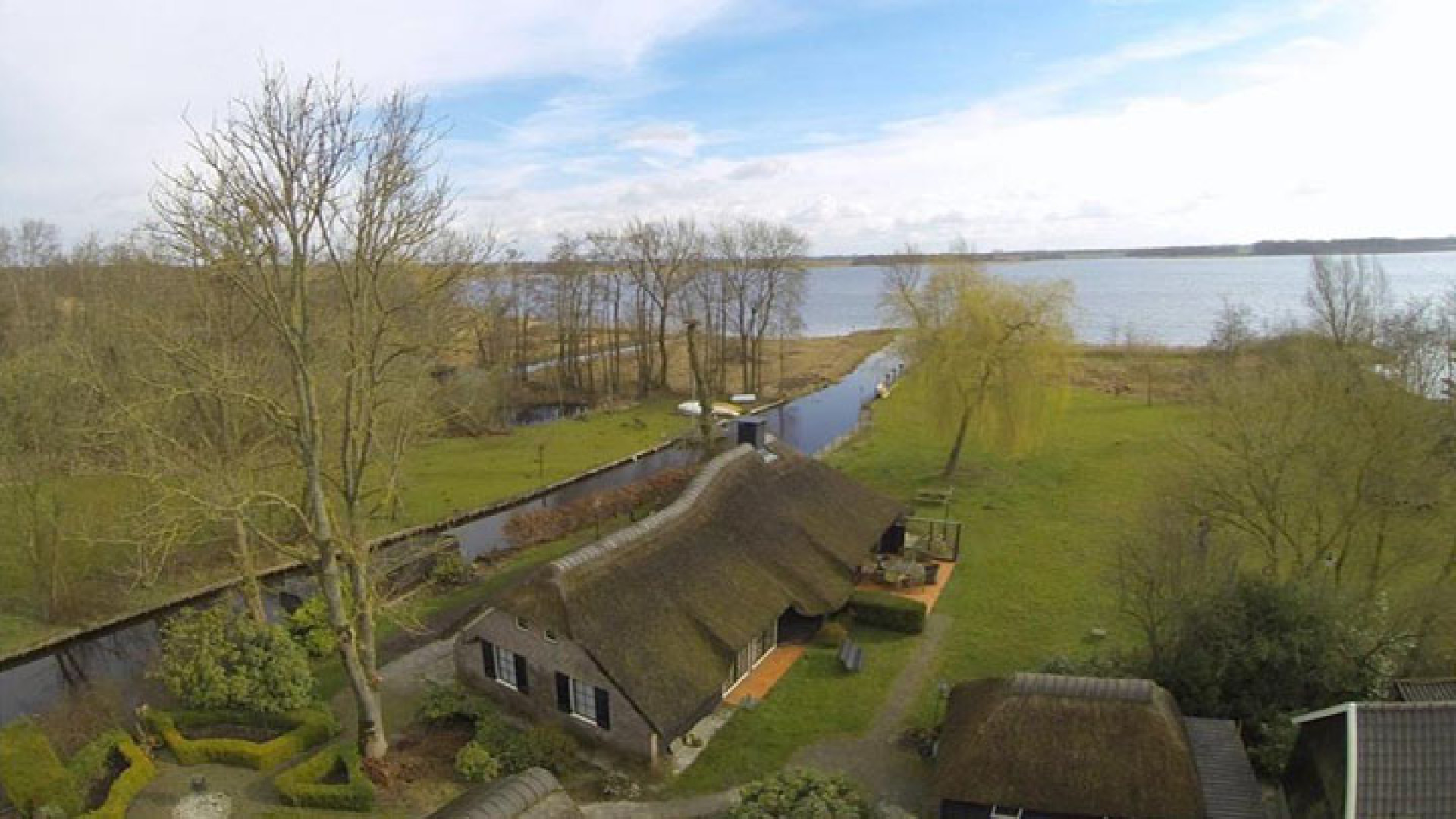 Bastiaan en Tooske Ragas zetten hun woonboerderij in Giethoorn te koop. Zie foto's 1