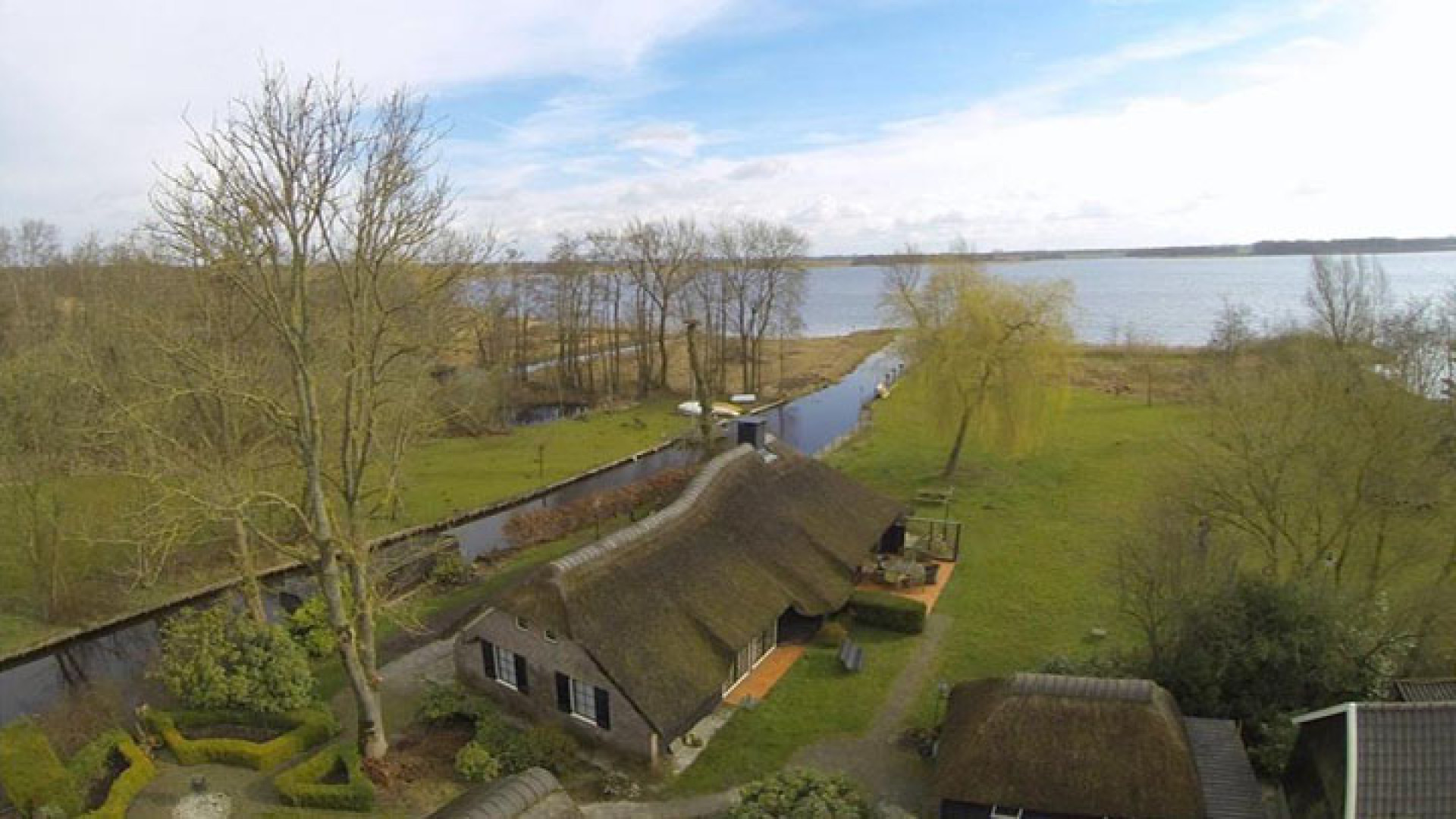 Bastiaan en Tooske Ragas verkopen hun woonboerderij. Zie foto's 1