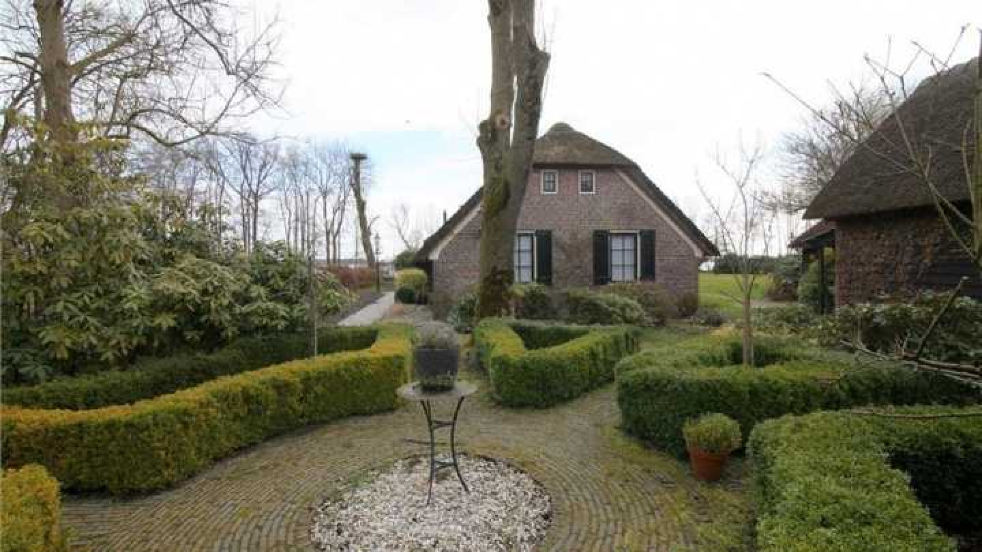 Bastiaan en Tooske Ragas zetten hun woonboerderij in Giethoorn te koop. Zie foto's 13