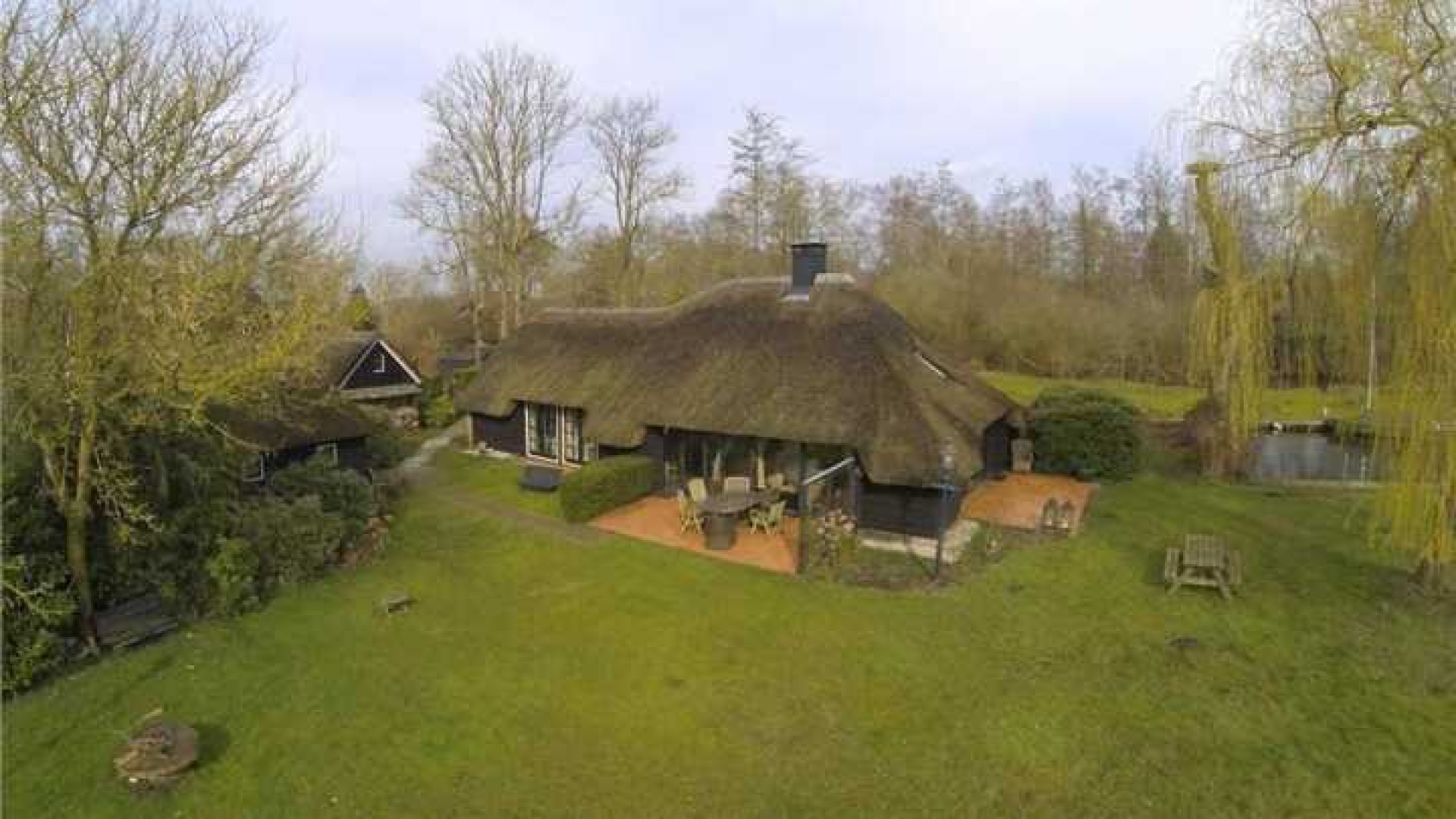 Bastiaan en Tooske Ragas zetten hun woonboerderij in Giethoorn te koop. Zie foto's 14