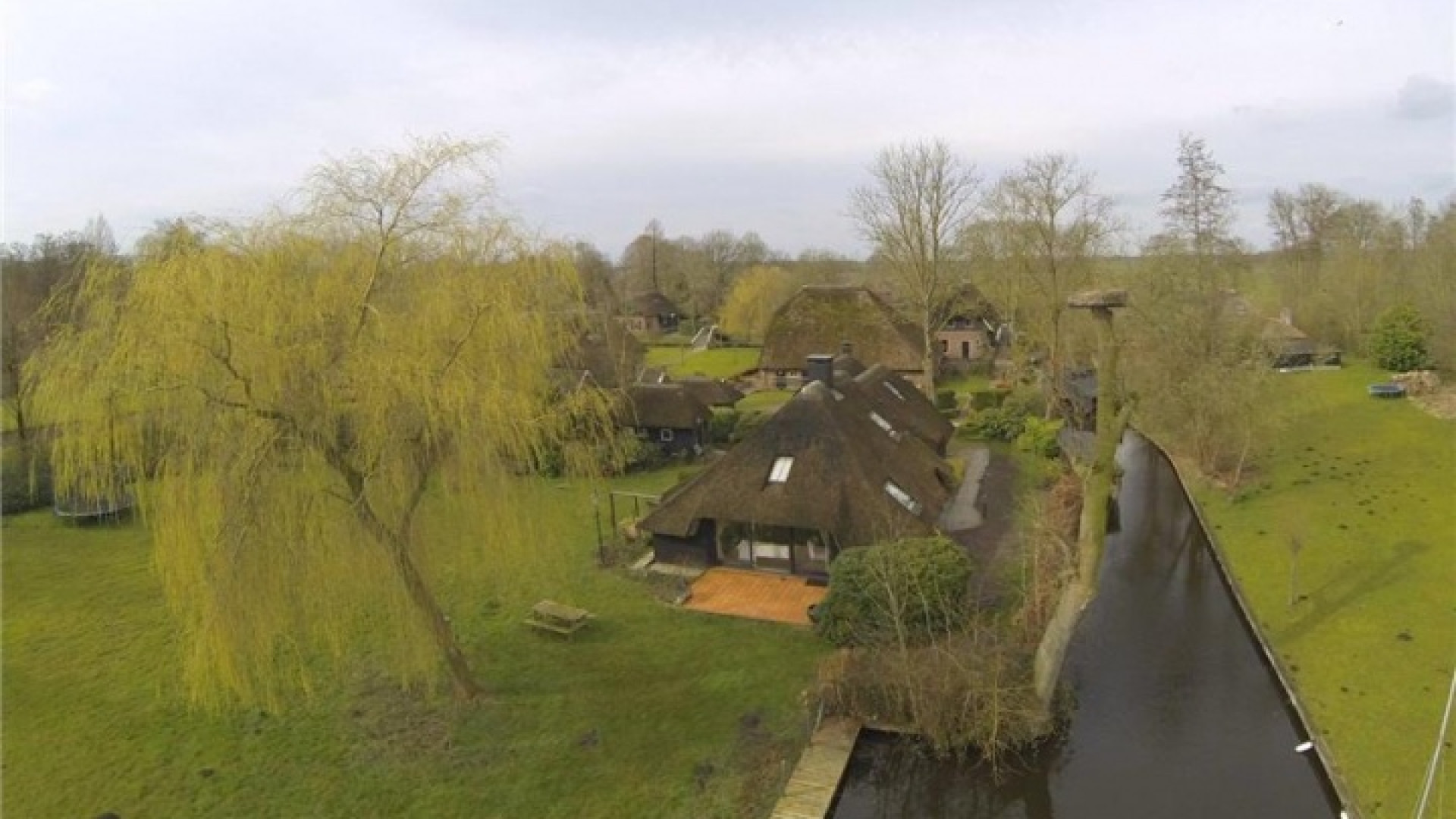 Bastiaan en Tooske Ragas zetten hun woonboerderij in Giethoorn te koop. Zie foto's