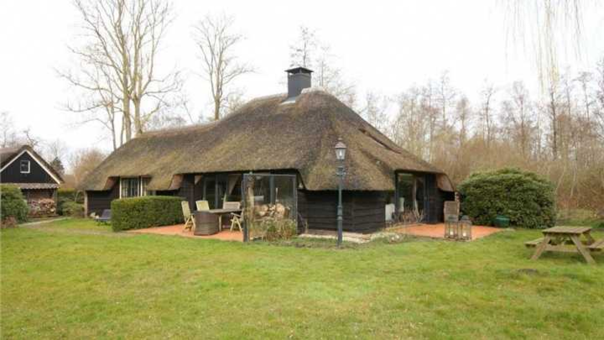 Bastiaan en Tooske Ragas zetten hun woonboerderij in Giethoorn te koop. Zie foto's