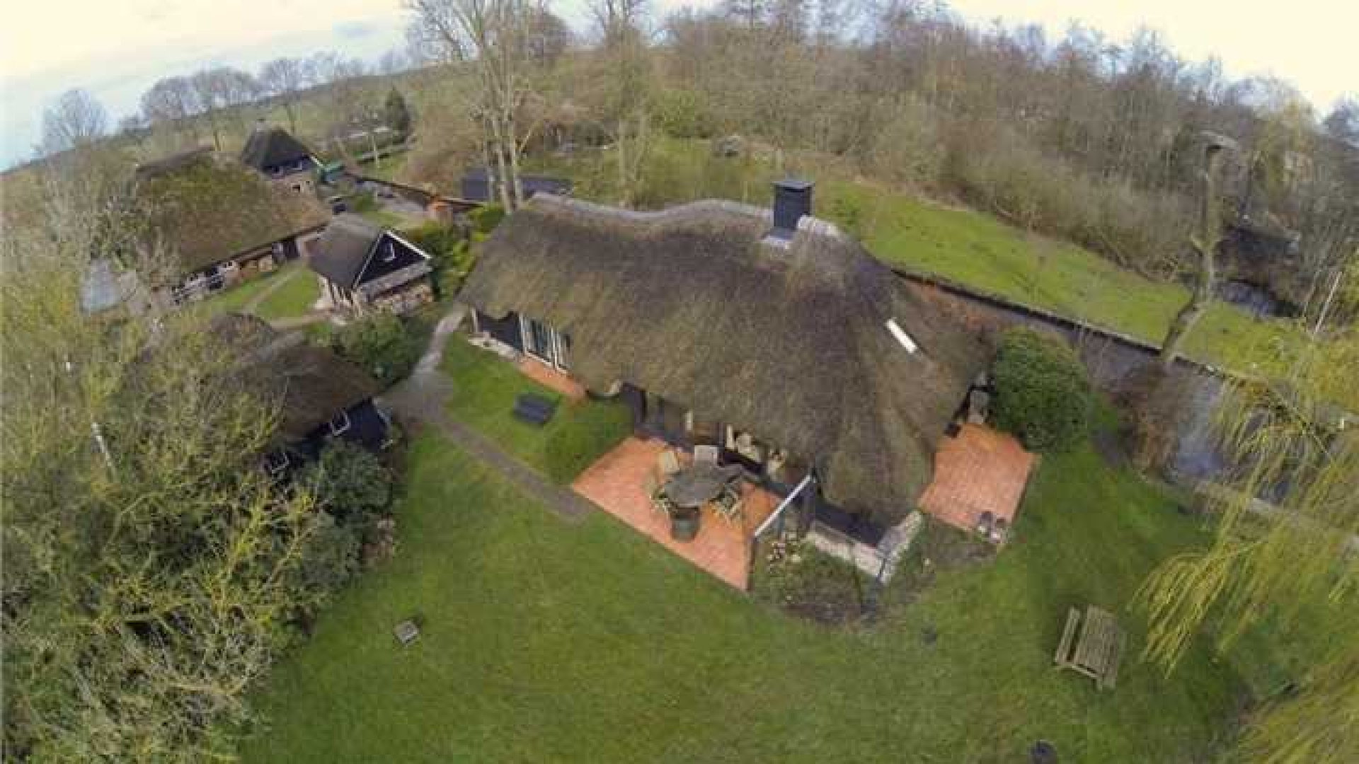 Bastiaan en Tooske Ragas zetten hun woonboerderij in Giethoorn te koop. Zie foto's 3