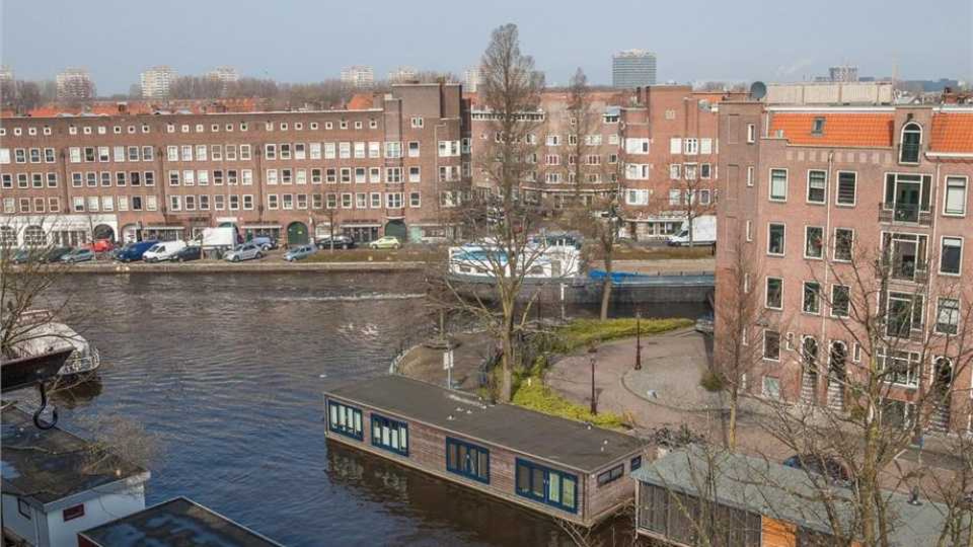 Patrick Lodiers zet zijn dubbel bovenhuis te koop. Zie foto's 18