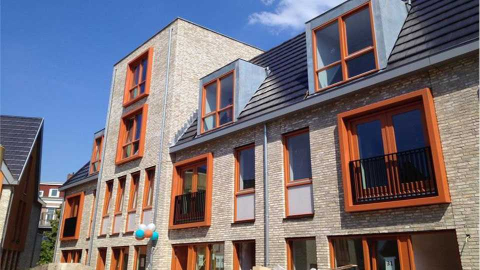 Shownieuws presentator Maurice WIjnen koopt luxe appartement in Weesp. Zie foto's