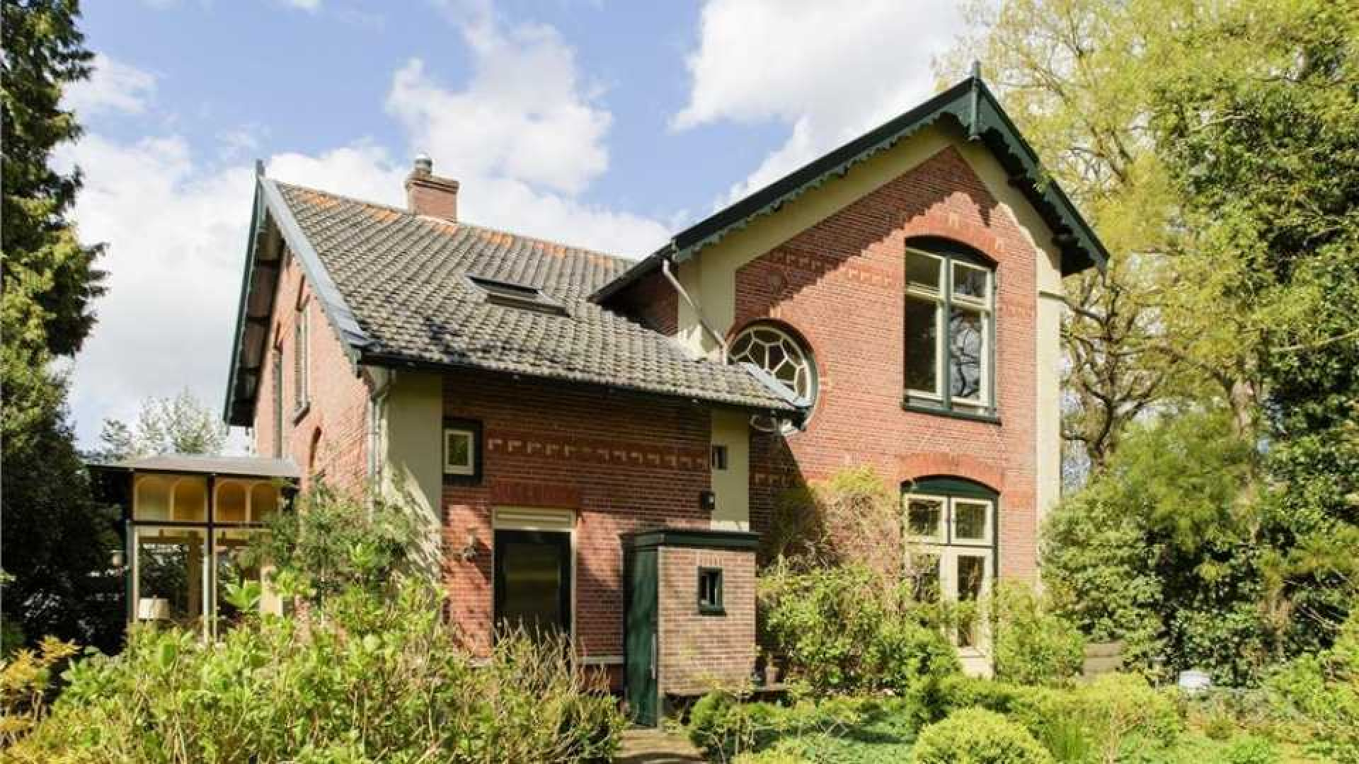 Minister Ronald Plasterk zet zijn Gooise villa te koop. Zie foto's 1