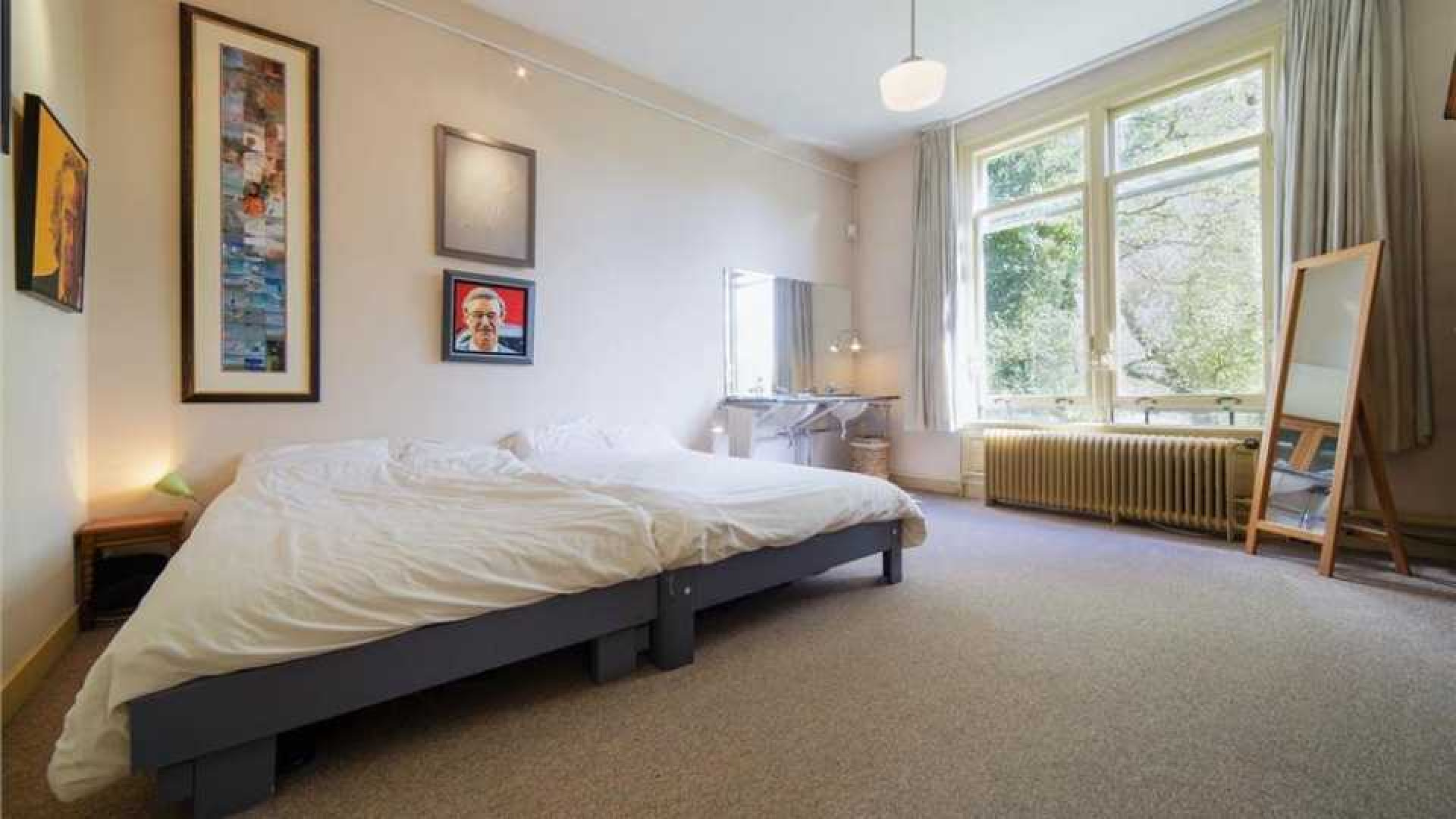 Minister Ronald Plasterk zet zijn Gooise villa te koop. Zie foto's 12