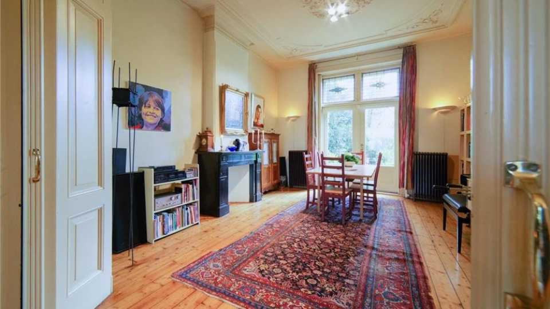 Minister Ronald Plasterk zet zijn Gooise villa te koop. Zie foto's 6