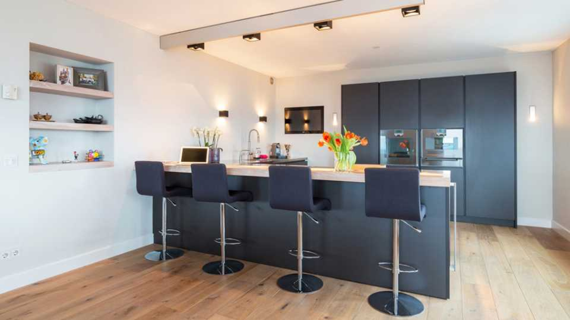 Amanda Krabbe en vriend Harrie Kolen kopen waanzinnig luxe penthouse in Eindhoven. Zie foto's 12