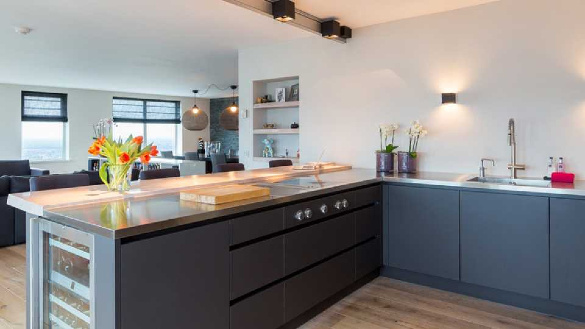 Amanda Krabbe en haar man Harrie Kolen zetten hun luxe penthouse in stille verkoop. Zie foto's 14
