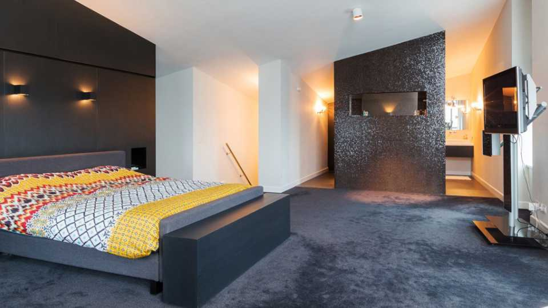 Amanda Krabbe en haar man Harrie Kolen zetten hun luxe penthouse in stille verkoop. Zie foto's
