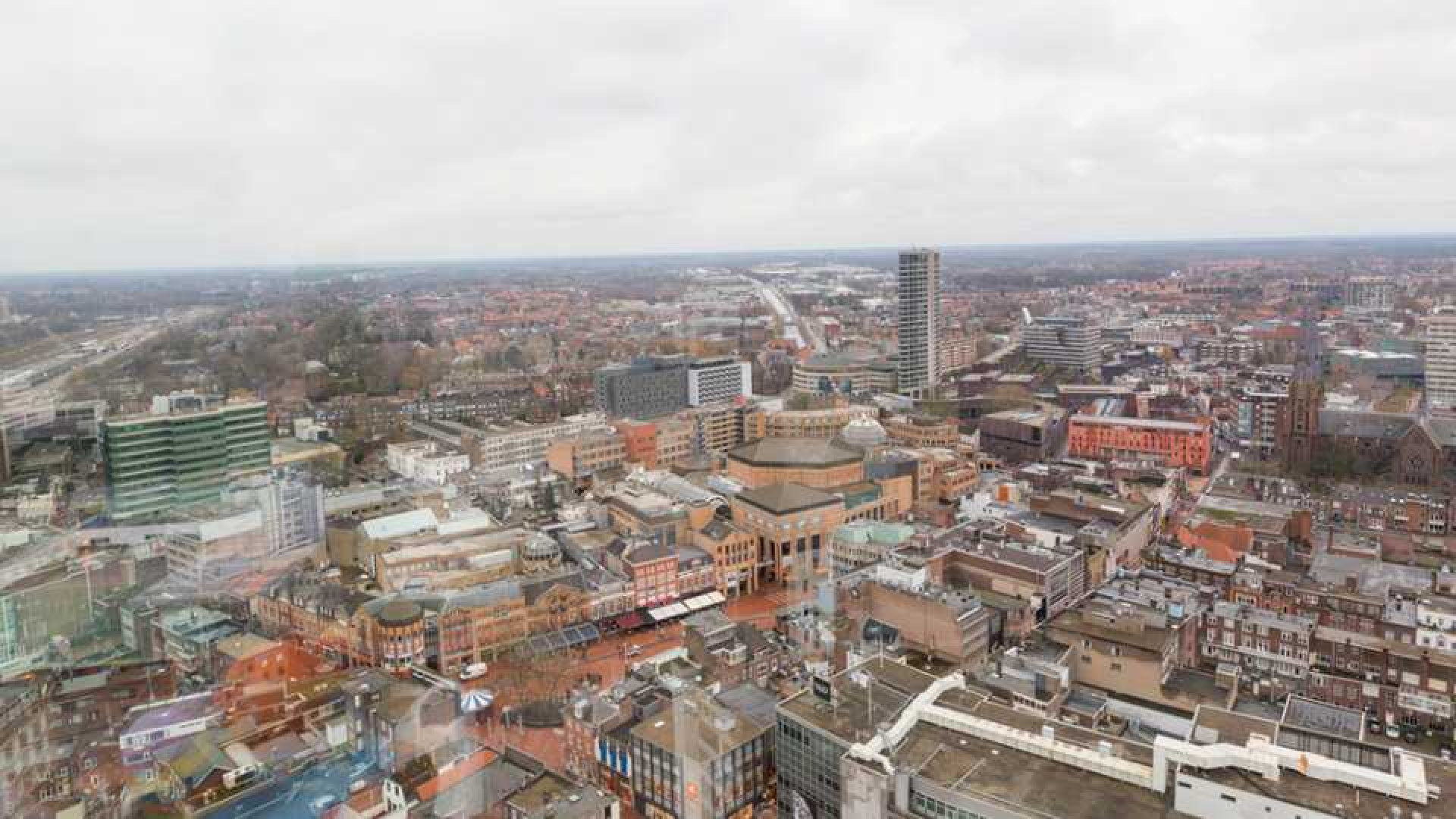 Amanda Krabbe en haar man Harrie Kolen zetten hun luxe penthouse in stille verkoop. Zie foto's 27