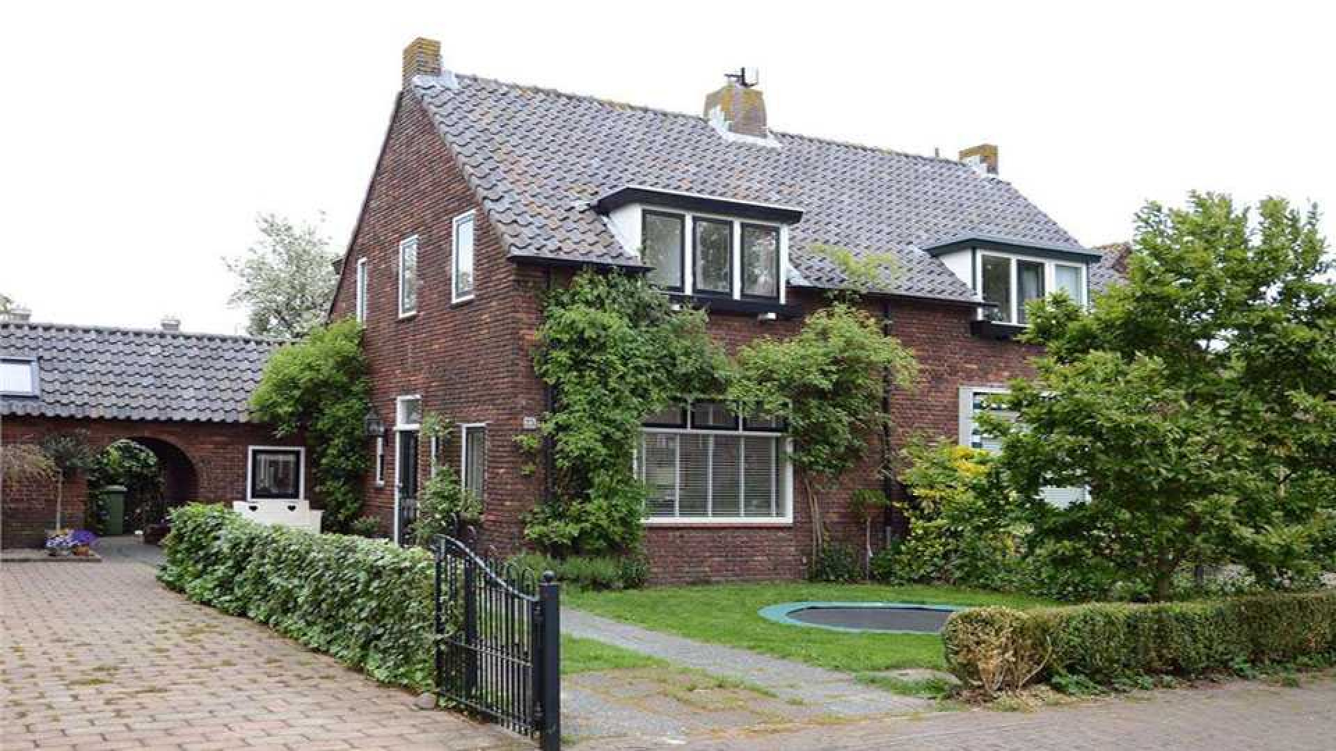 Vivian Reijs zet haar Gooise huis te koop. Zie foto's 1