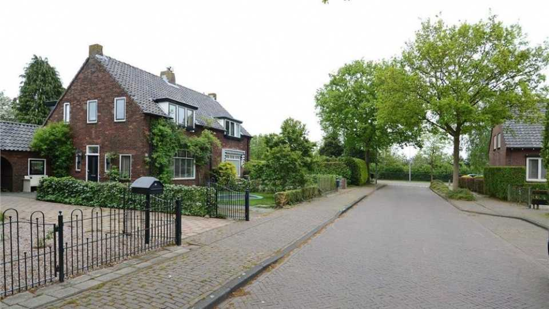 Vivian Reijs zet haar Gooise huis te koop. Zie foto's 11