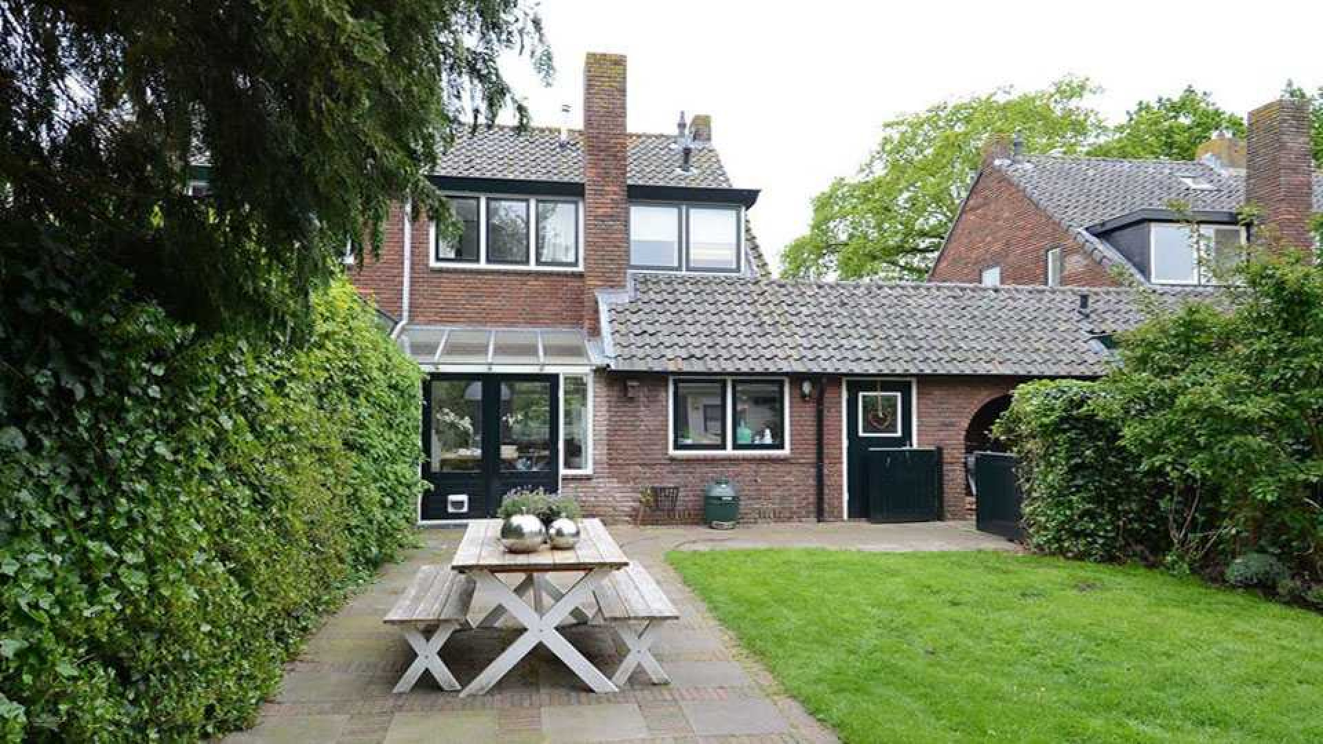 Vivian Reijs zet haar Gooise huis te koop. Zie foto's 2