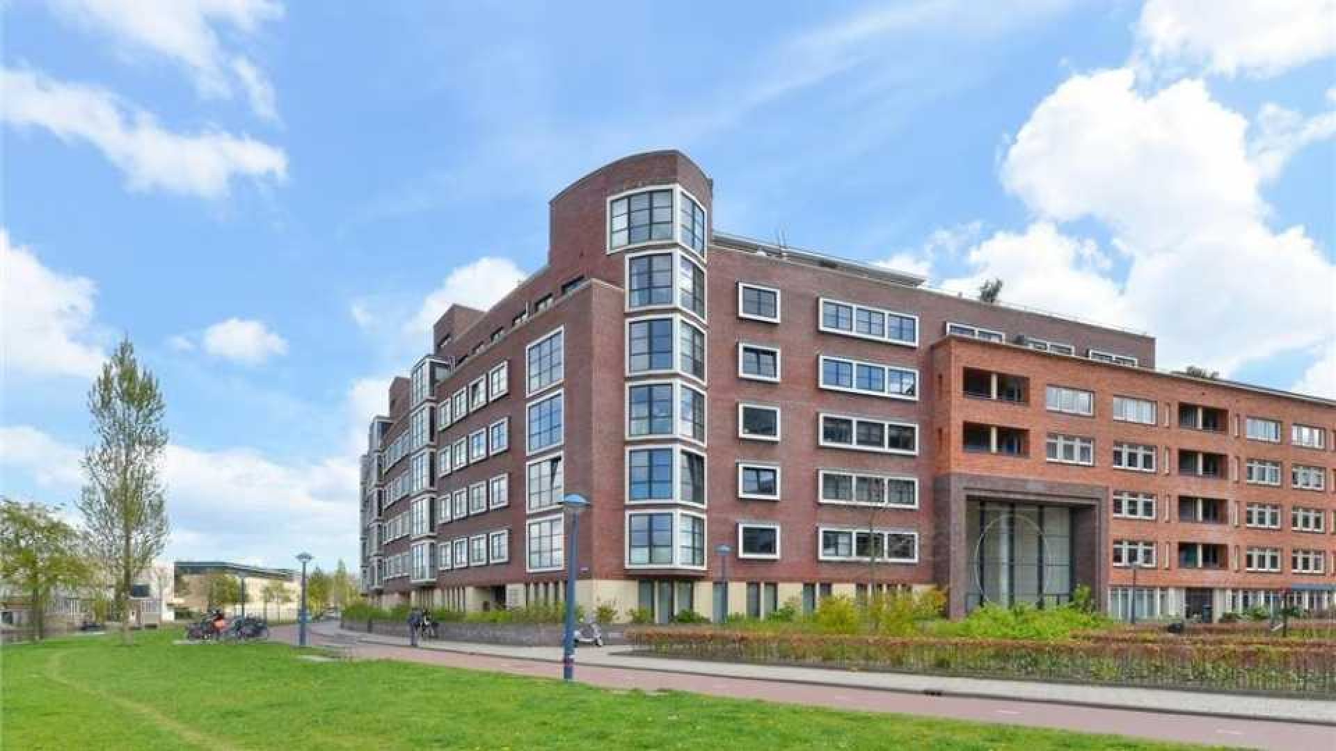 John Heitinga verkoopt zijn luxe penthouse met aanzienlijk verlies. Zie foto's 1