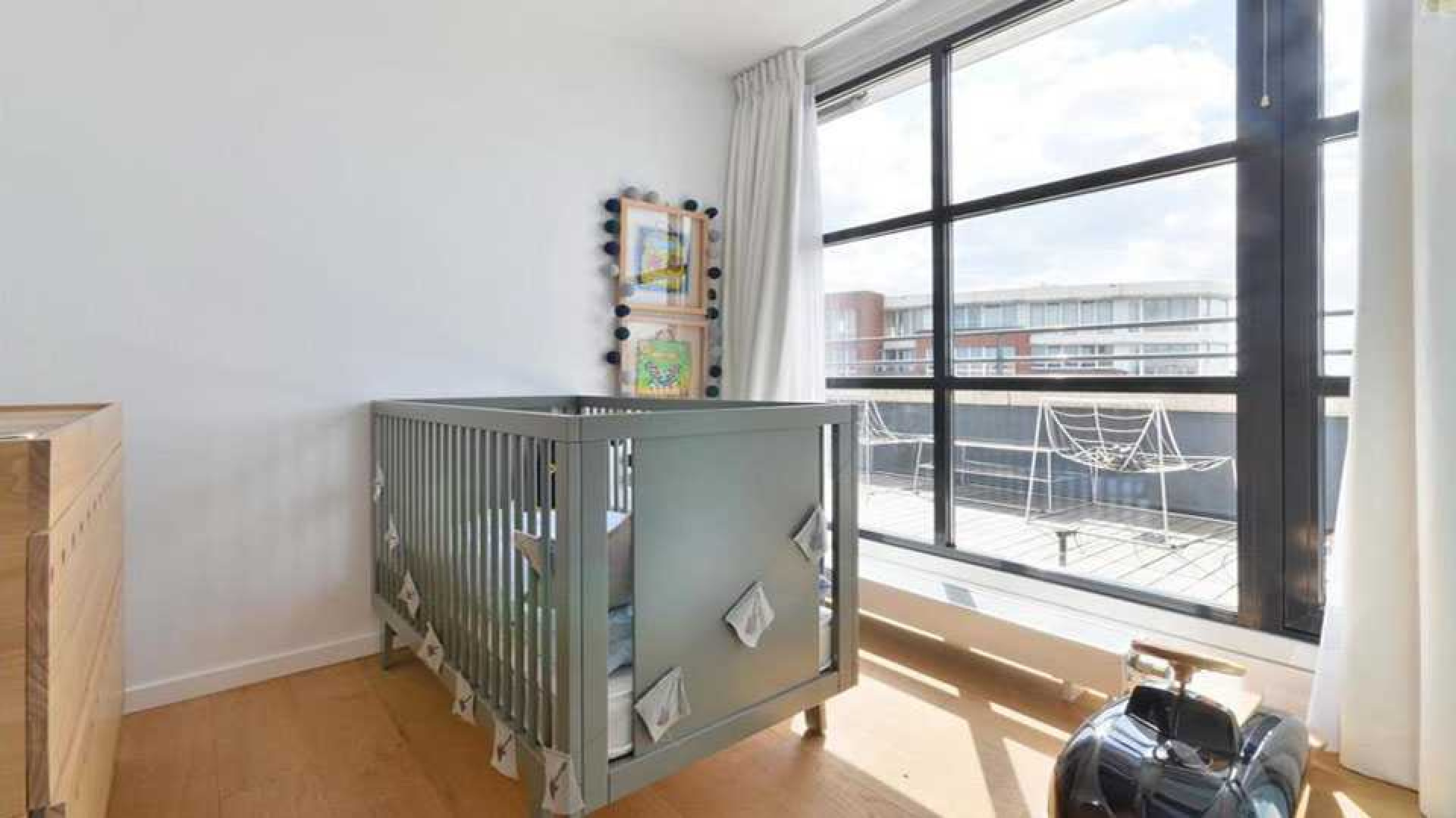 Voetballer John Heitinga zet zijn zeer luxe penthouse te koop. Zie foto's 13